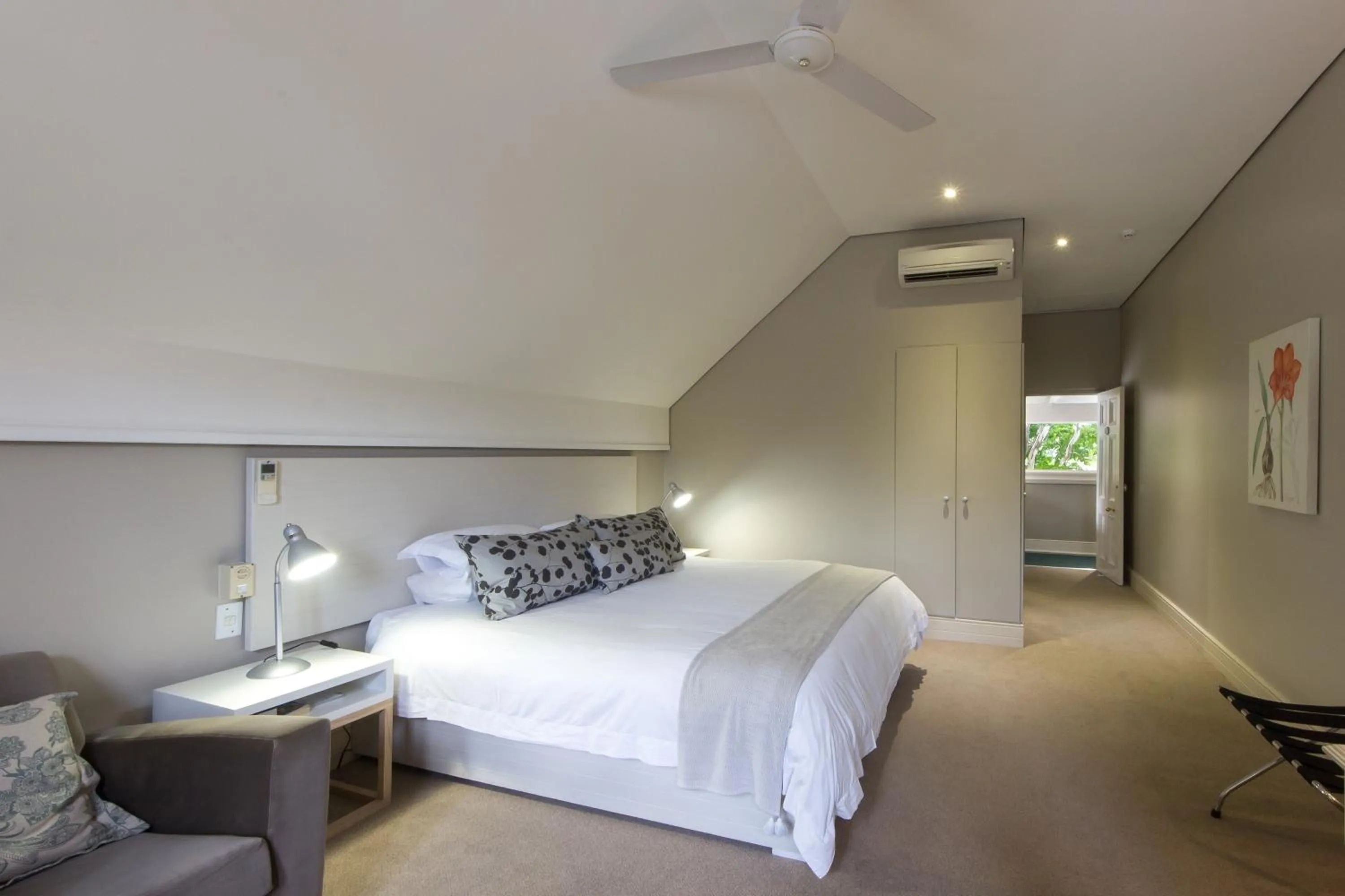 Bed in Quarry Lake Inn