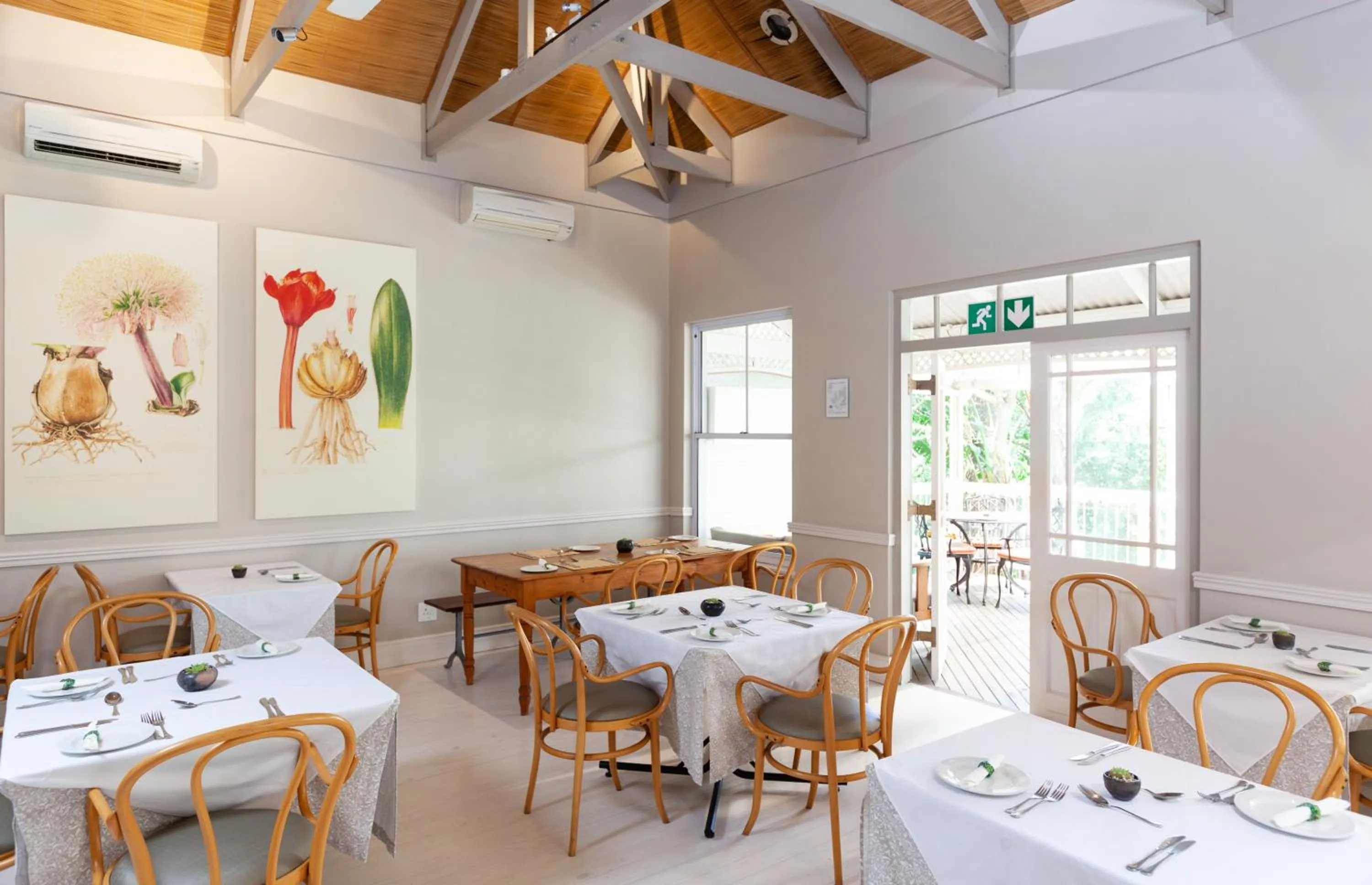 Dining area in Quarry Lake Inn
