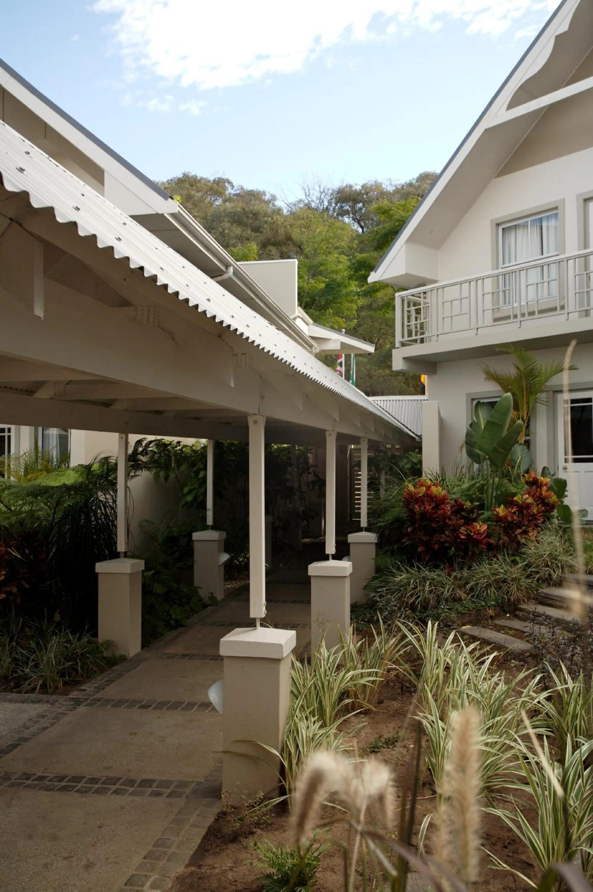 Facade/entrance in Quarry Lake Inn