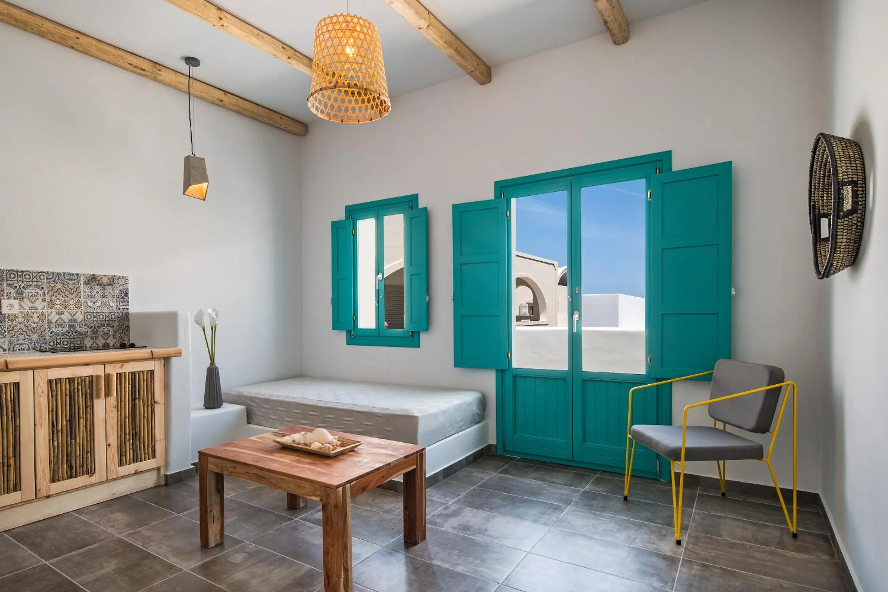 Bed in Nissia Beach Apartments & Suites