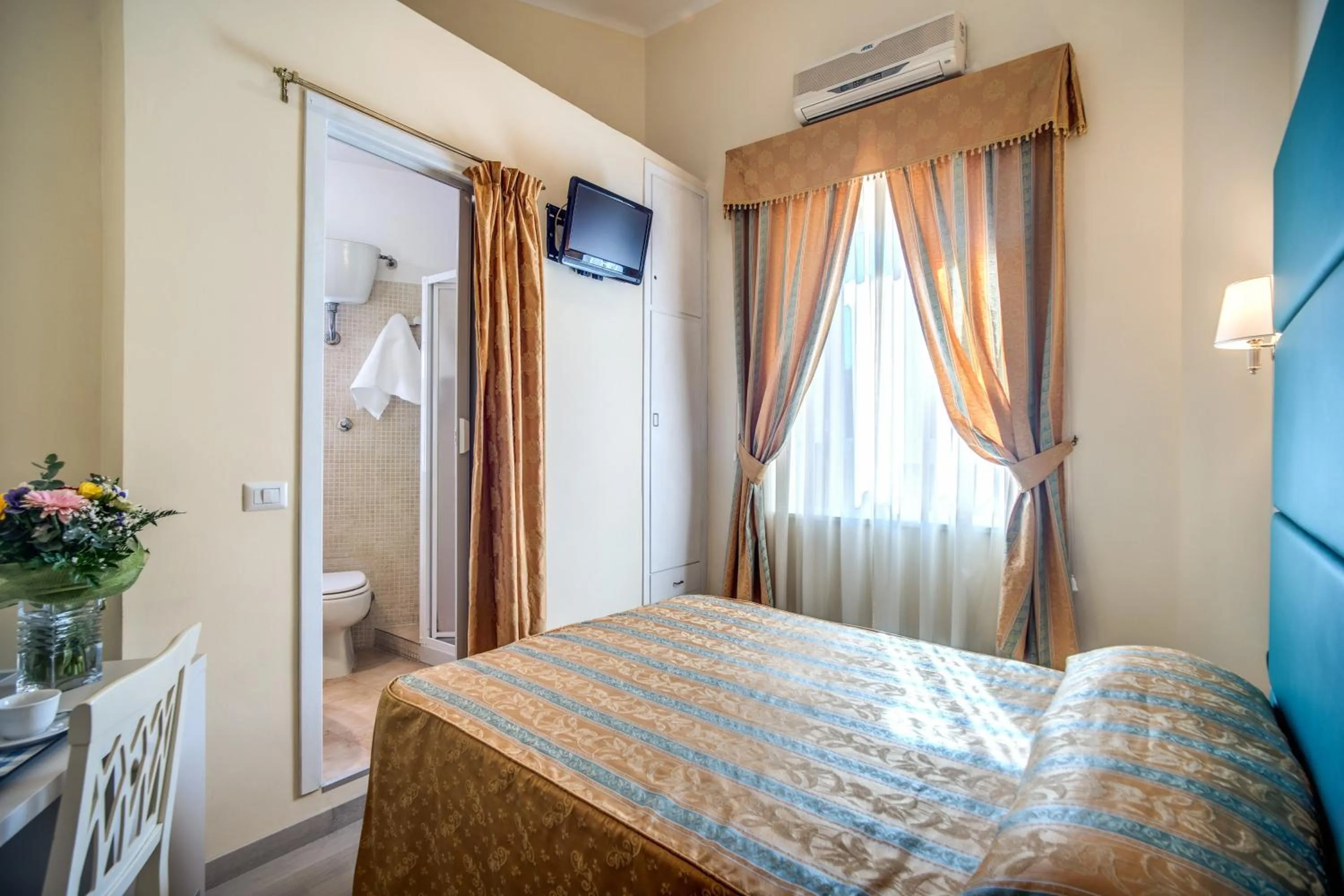 Bed in Hotel Labelle