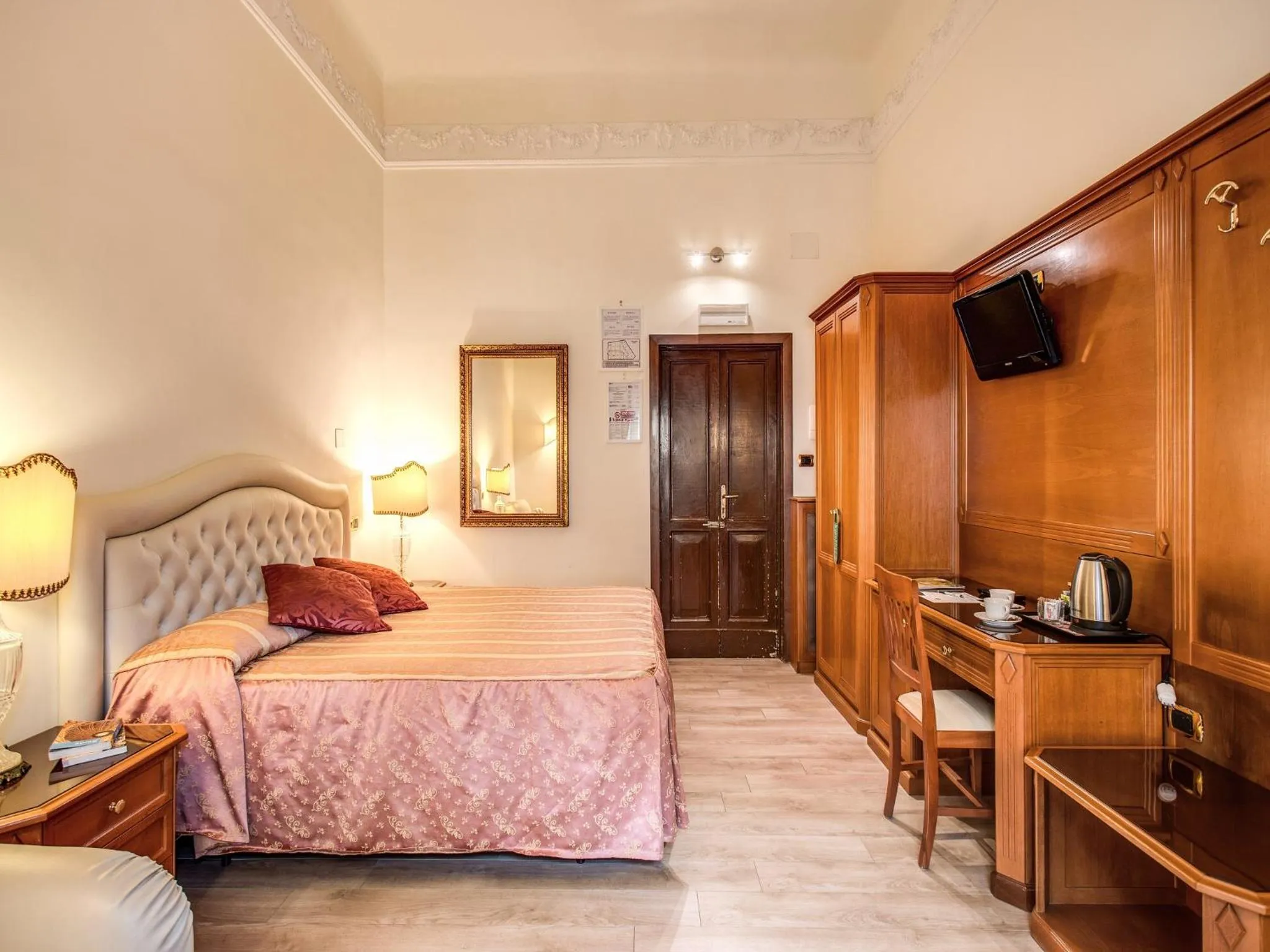 Photo of the whole room, Bed in Hotel Labelle