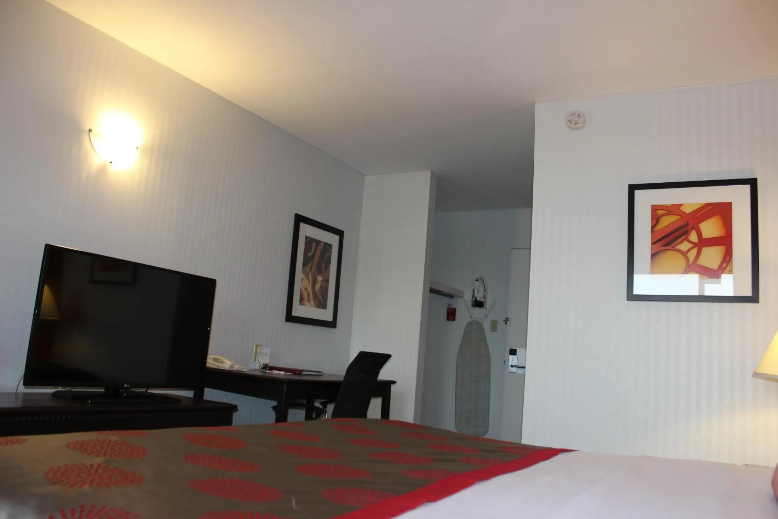 Photo of the whole room, TV/Entertainment Center in Ramada Limited Calgary