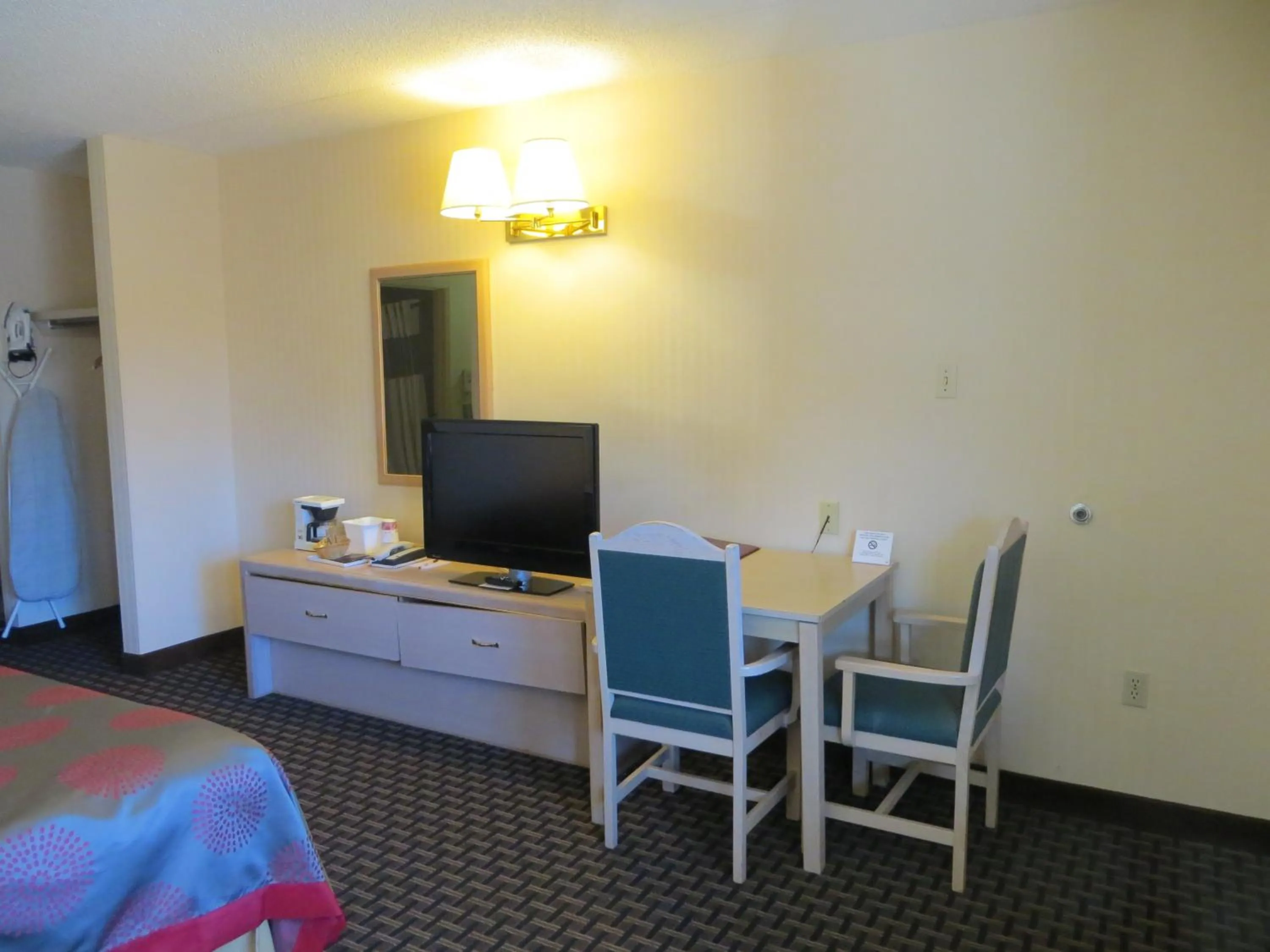 TV and multimedia, TV/Entertainment Center in Ramada Limited Calgary