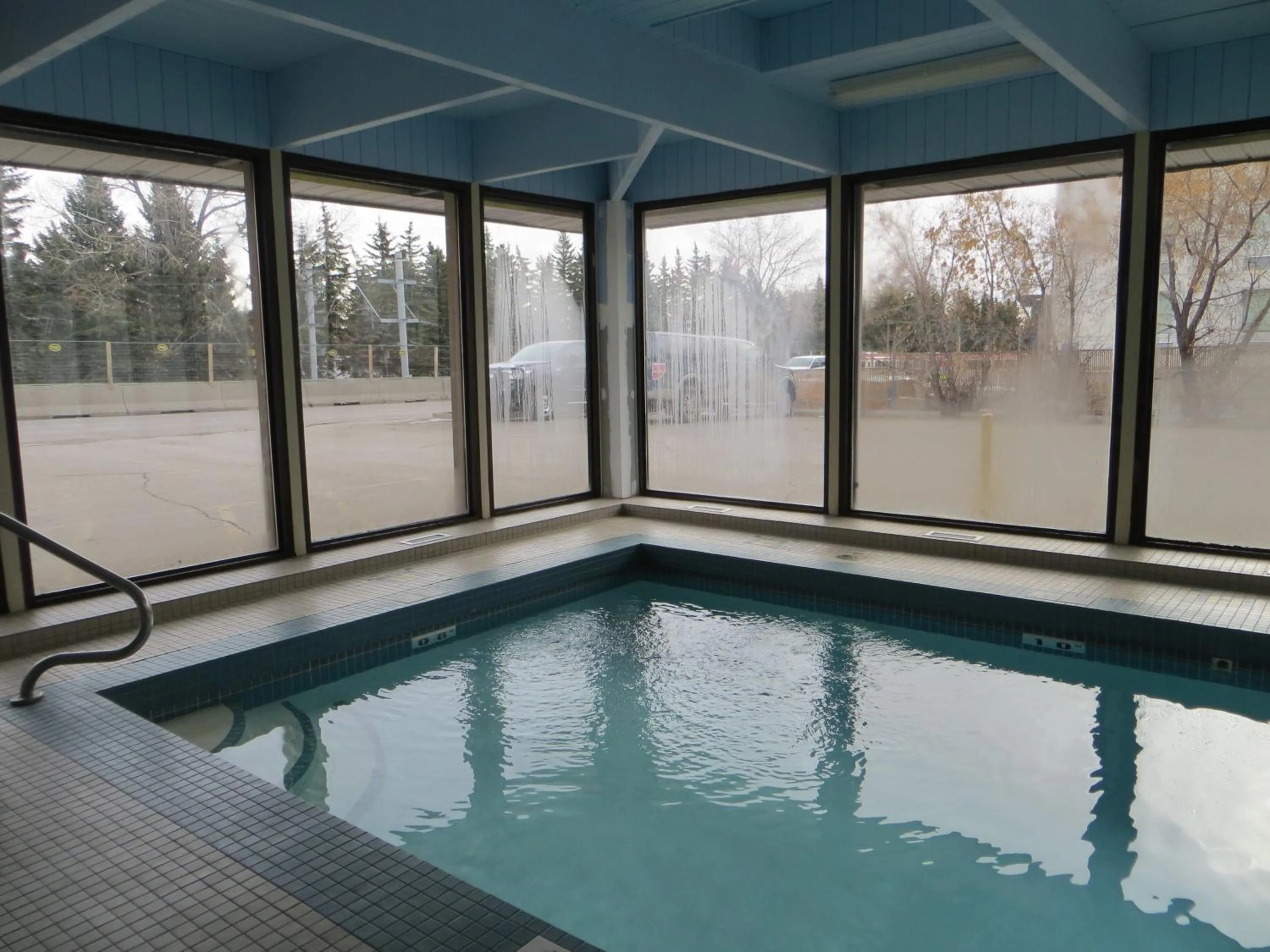 Swimming Pool in Ramada Limited Calgary