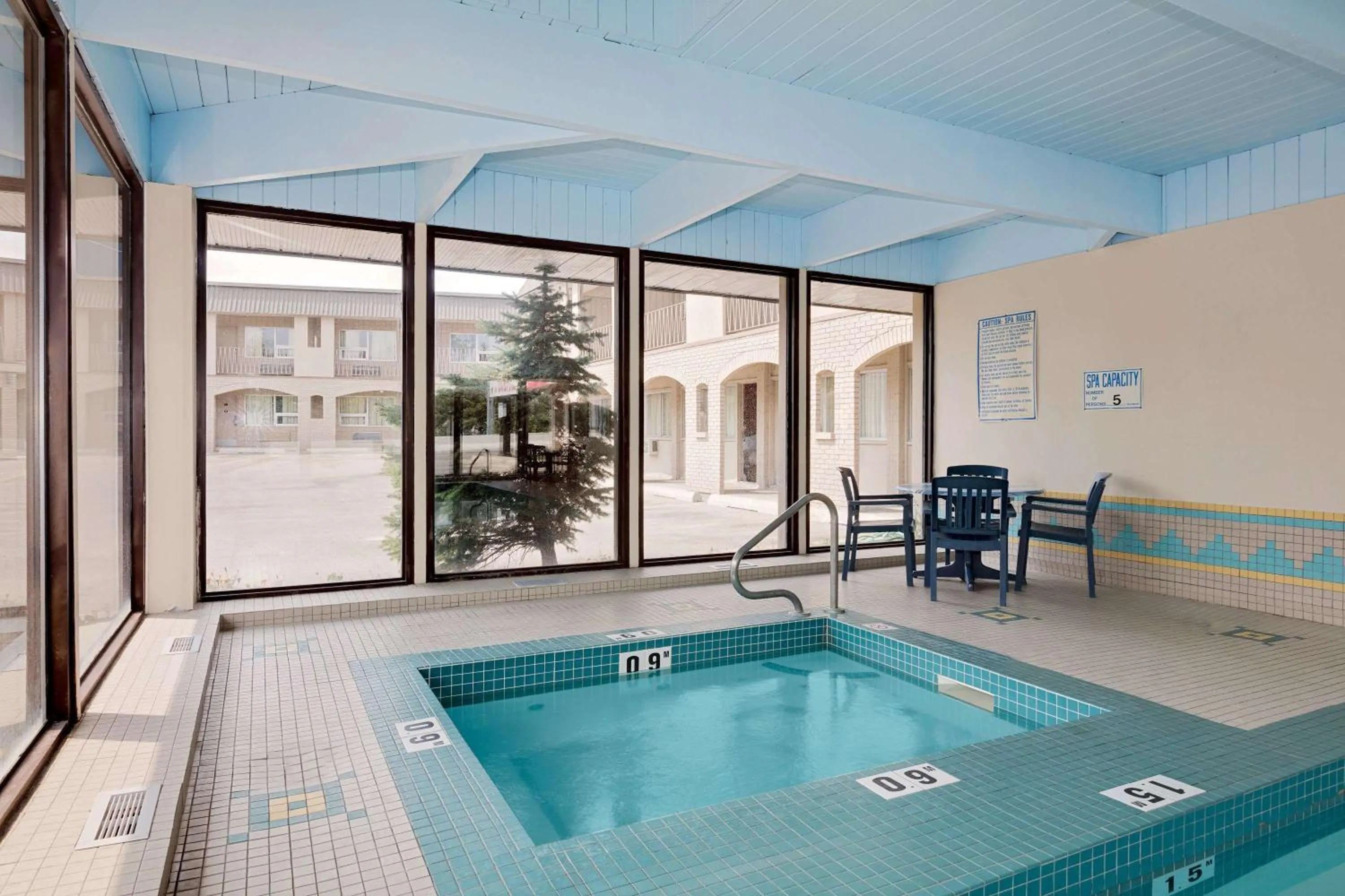 Hot Tub, Swimming Pool in Ramada Limited Calgary