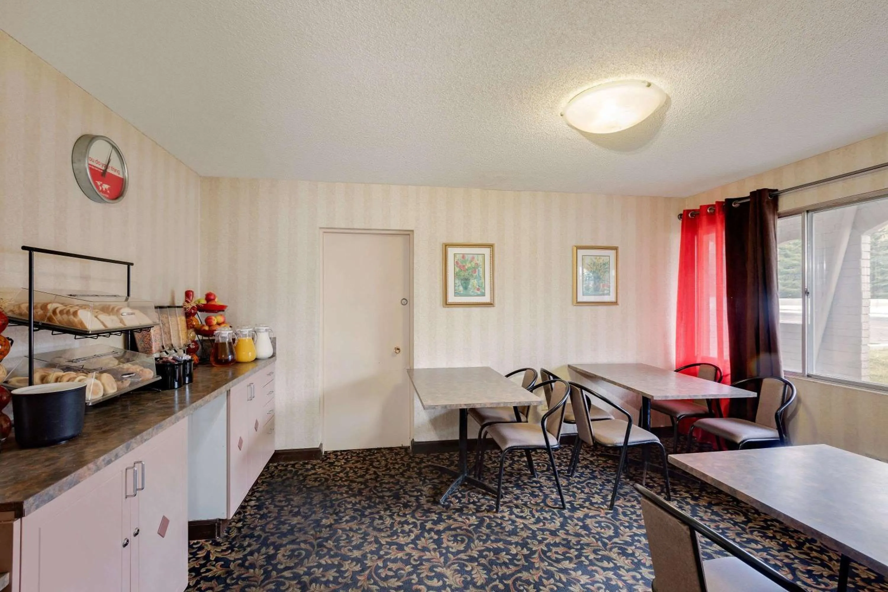 Restaurant/places to eat, Kitchen/Kitchenette in Ramada Limited Calgary