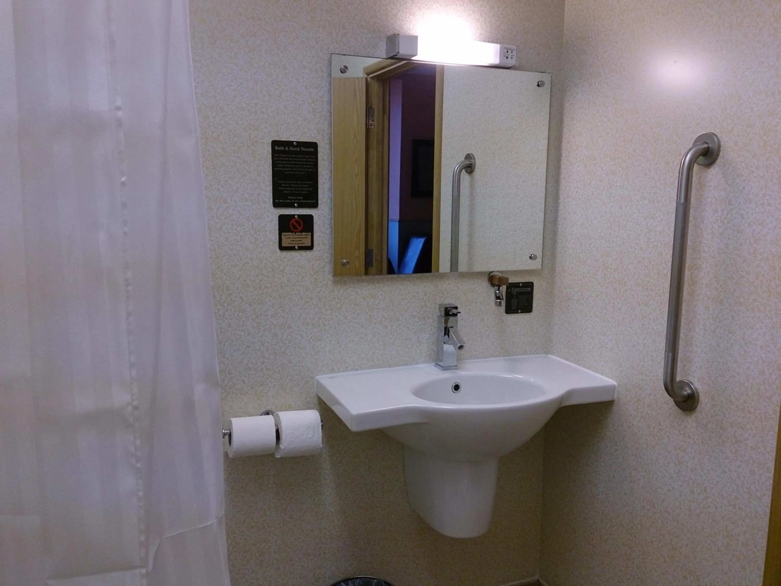 Bathroom in Eurotraveller Hotel - Premier - Harrow