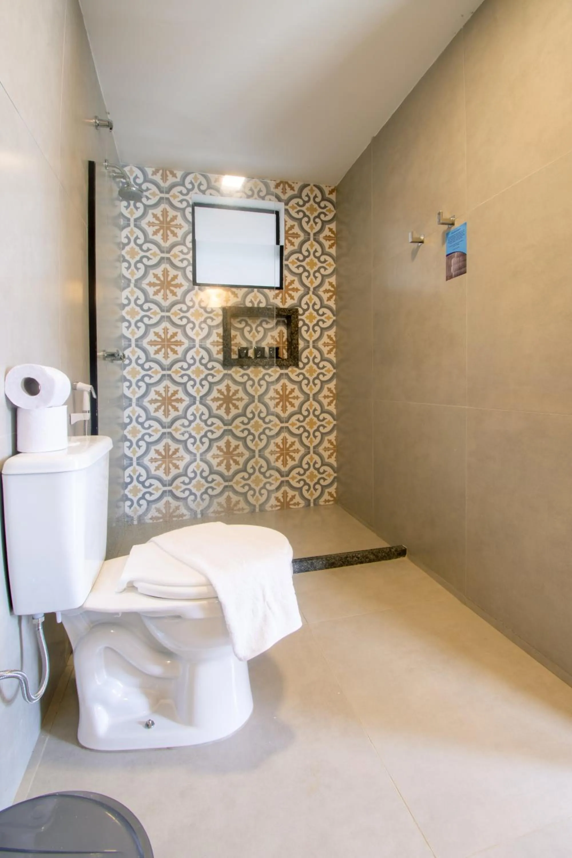 Shower, Bed in Pousada Gammel Dansk by Latitud Hoteles