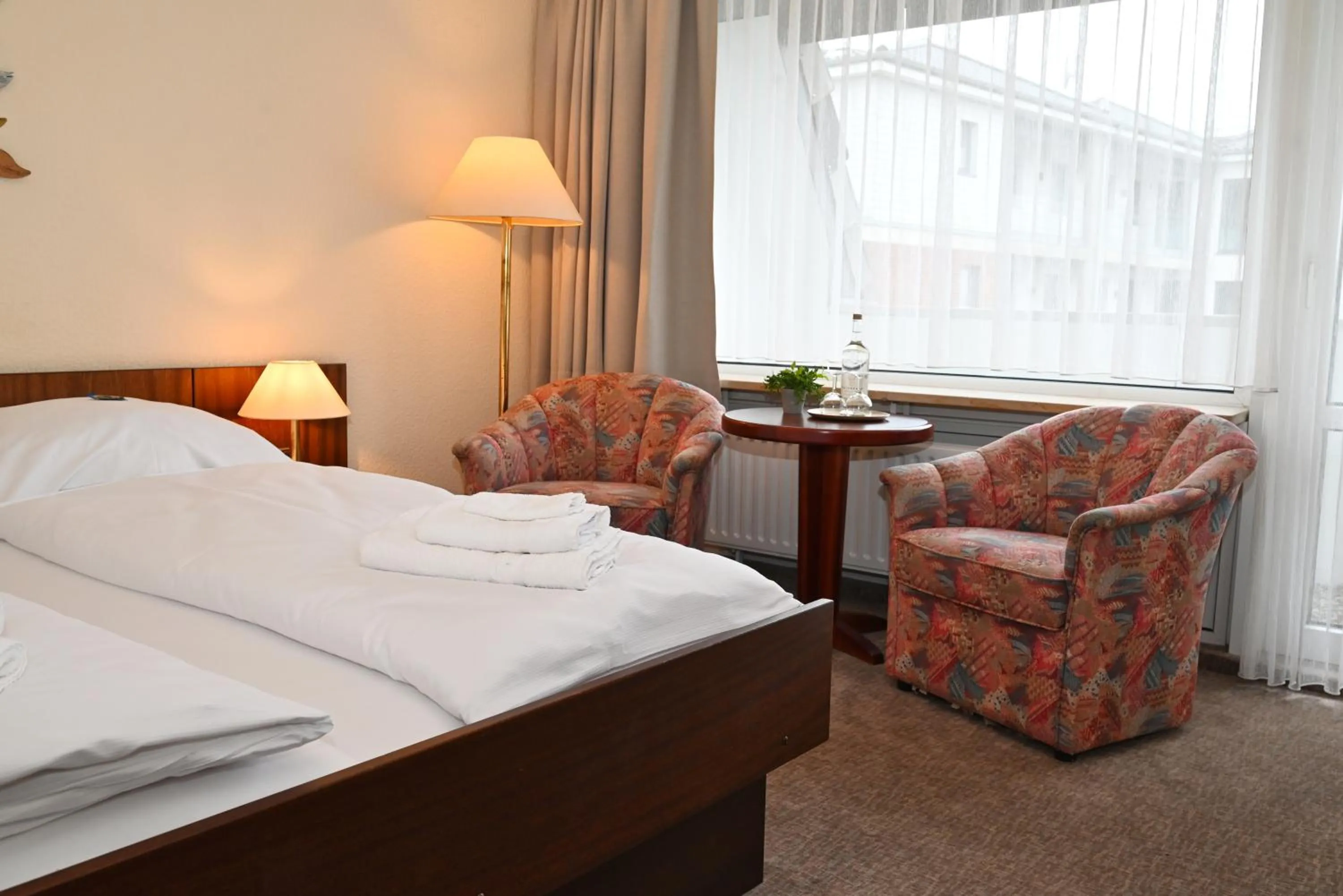 Seating area, Bed in Strandhotel Salty