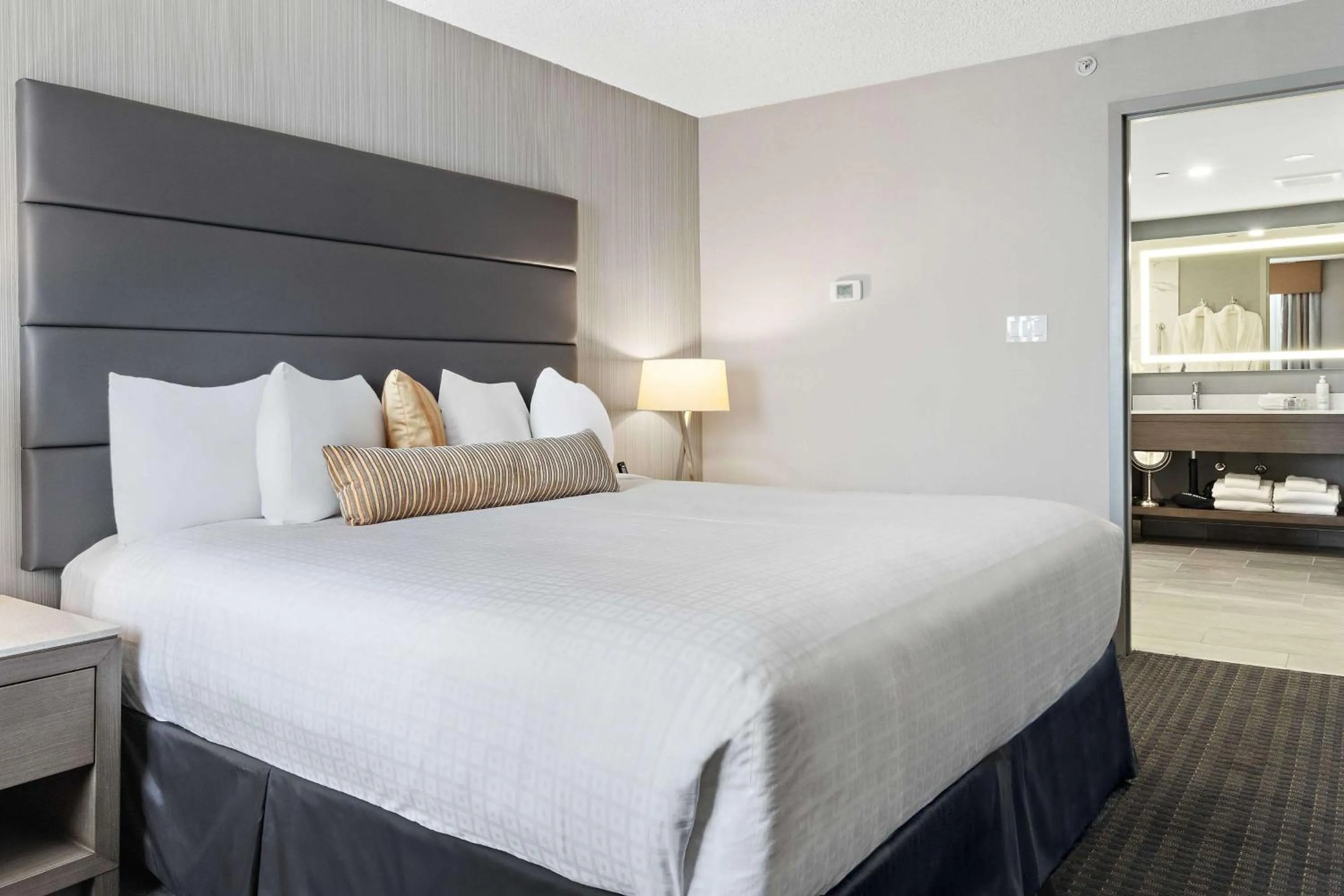 Photo of the whole room, Bed in Best Western Premier Calgary Plaza Hotel & Conference Centre