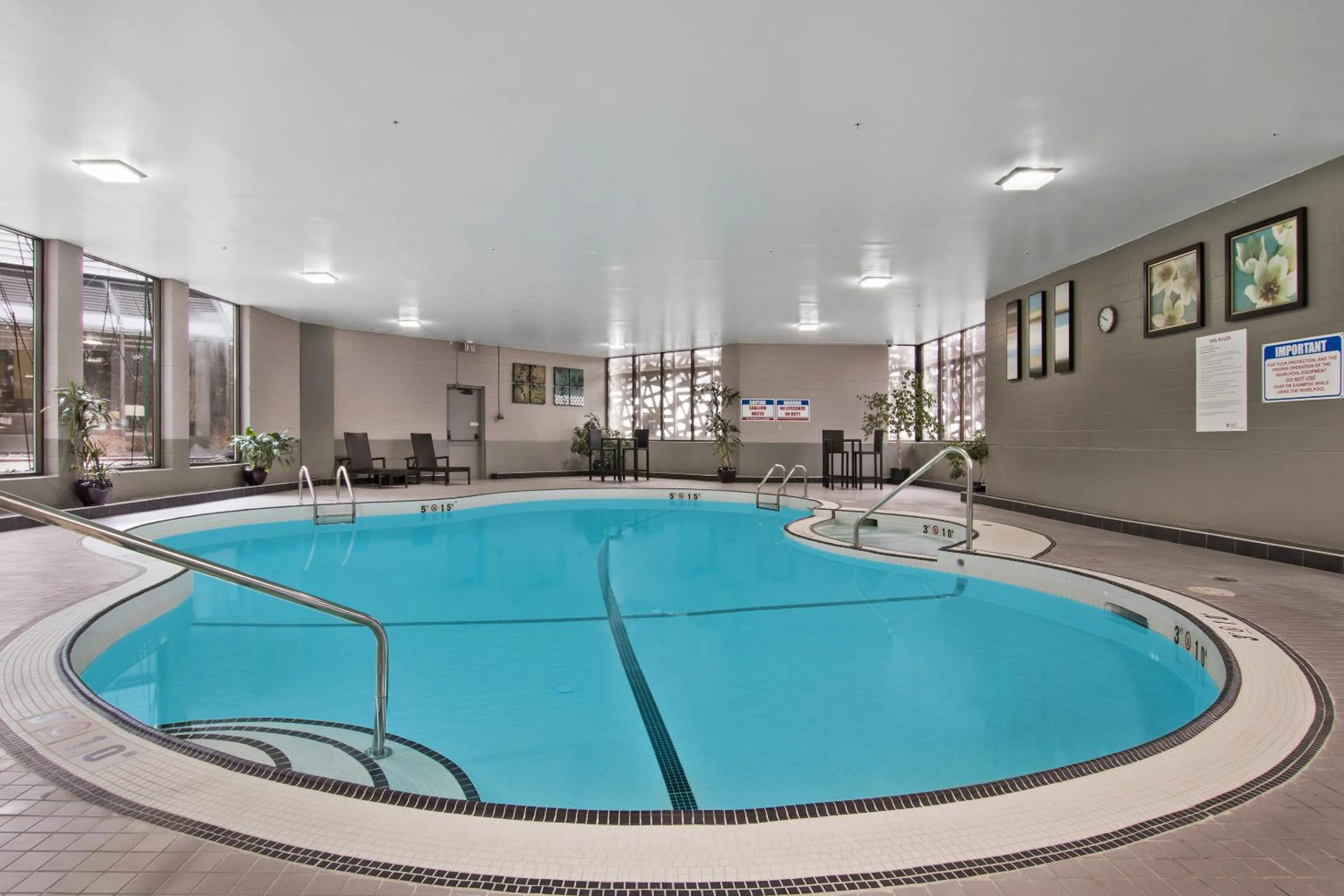 Swimming pool in Best Western Premier Calgary Plaza Hotel & Conference Centre