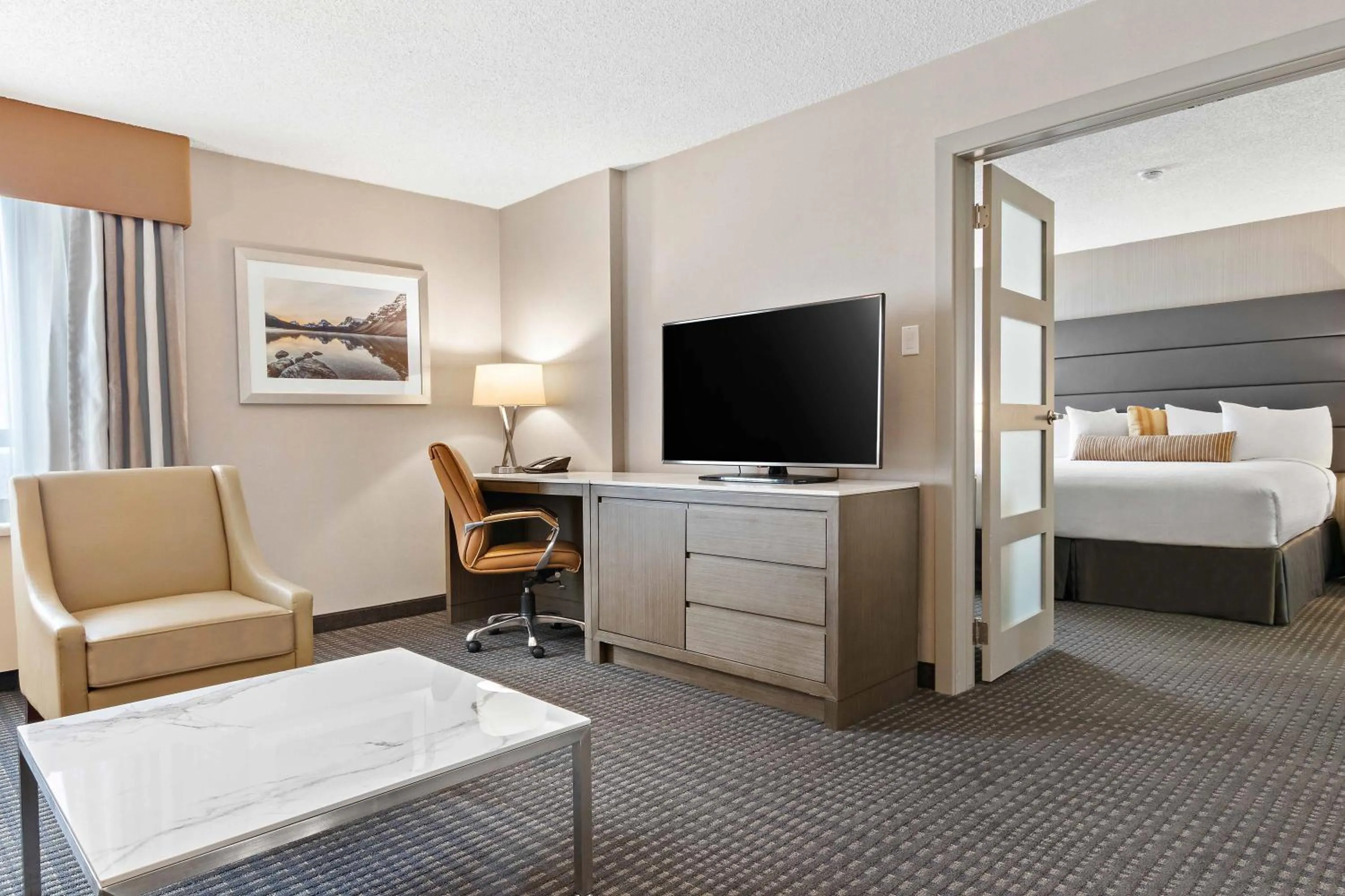 TV and multimedia, Bed in Best Western Premier Calgary Plaza Hotel & Conference Centre