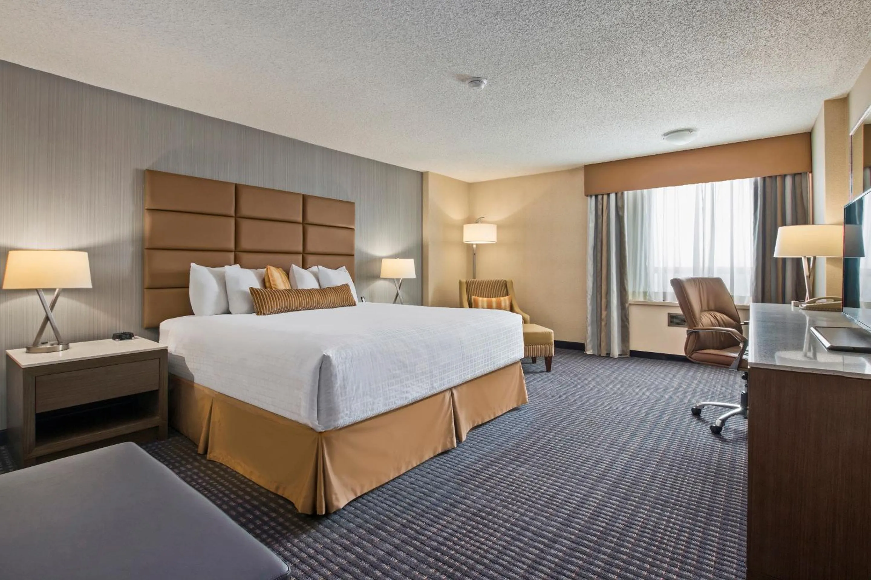 Bedroom, Bed in Best Western Premier Calgary Plaza Hotel & Conference Centre