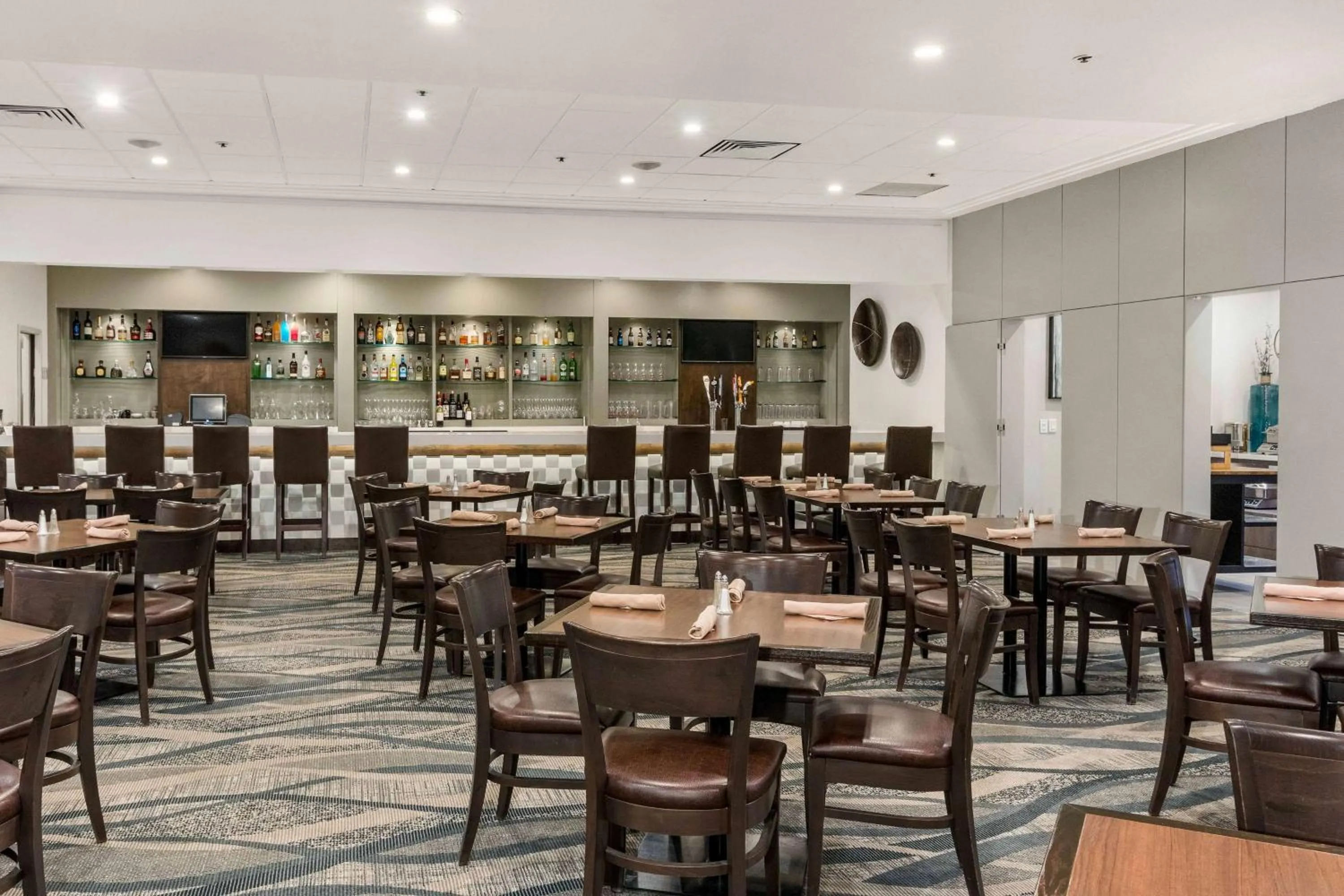 Restaurant/places to eat in Best Western Premier Calgary Plaza Hotel & Conference Centre