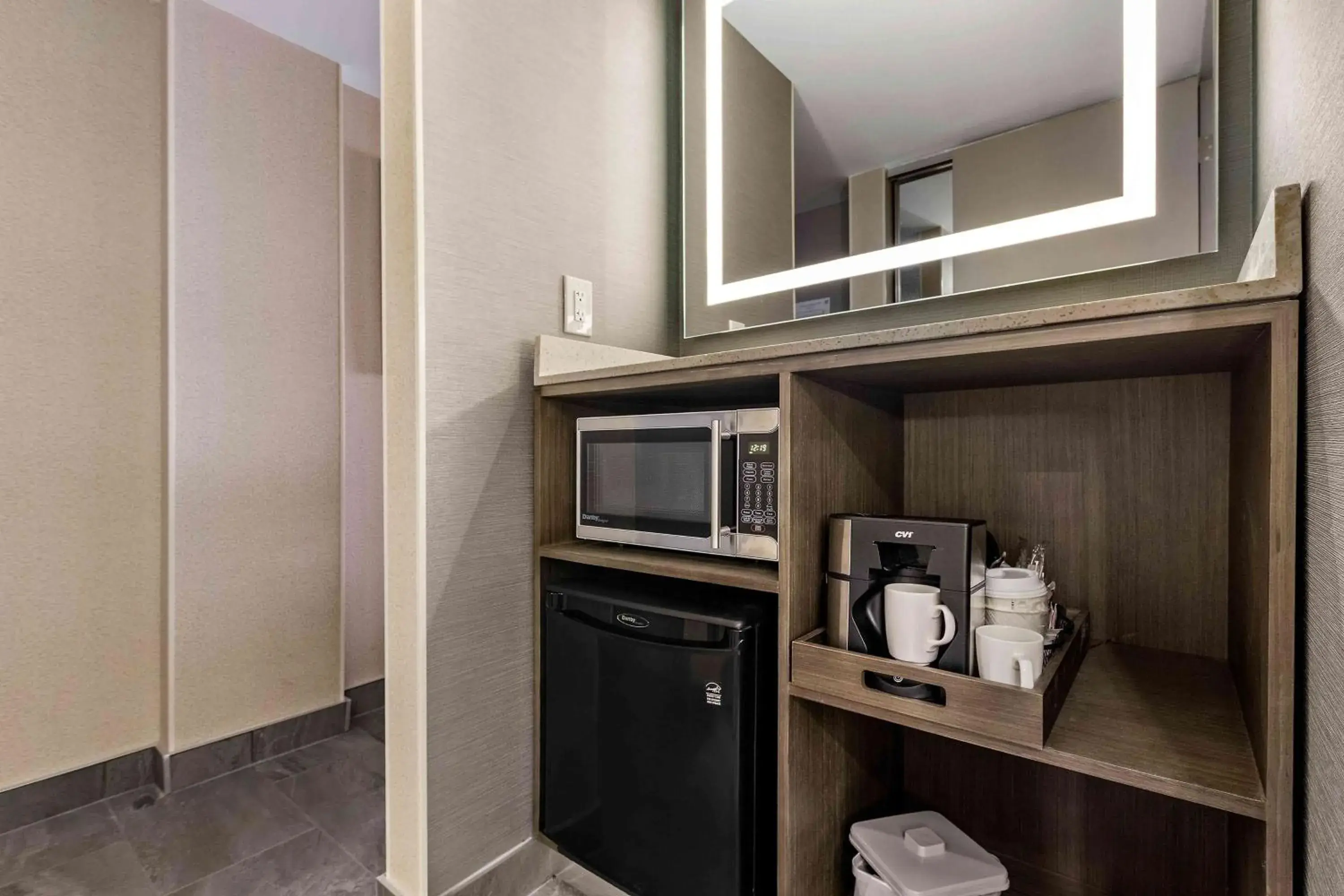 King Room with Roll-In Shower - Disability Access in Best Western Premier Calgary Plaza Hotel & Conference Centre King Room with Roll-In Shower - Disability Access in Best Western Premier Calgary Plaza Hotel & Conference Centre