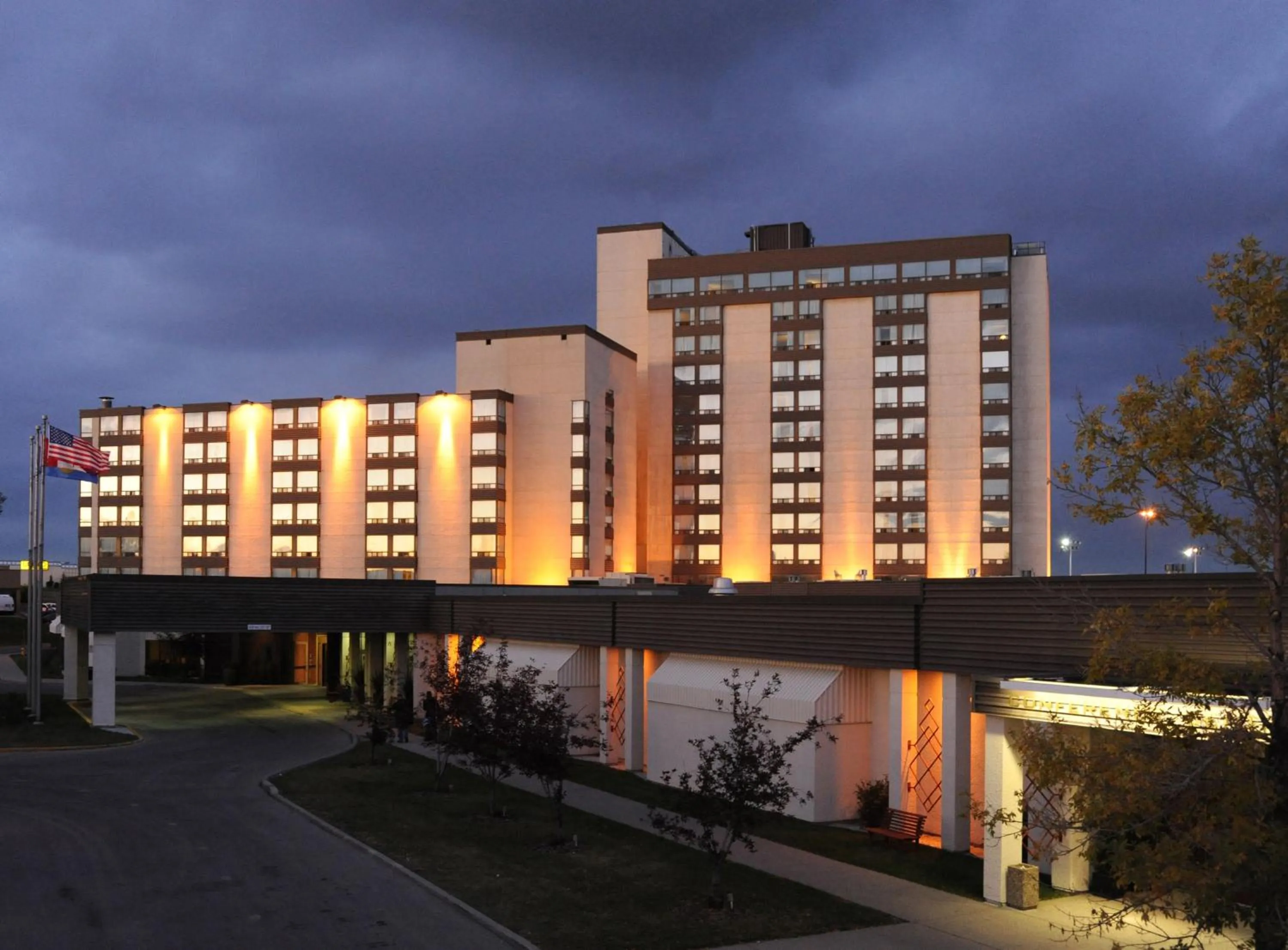Property building in Best Western Premier Calgary Plaza Hotel & Conference Centre
