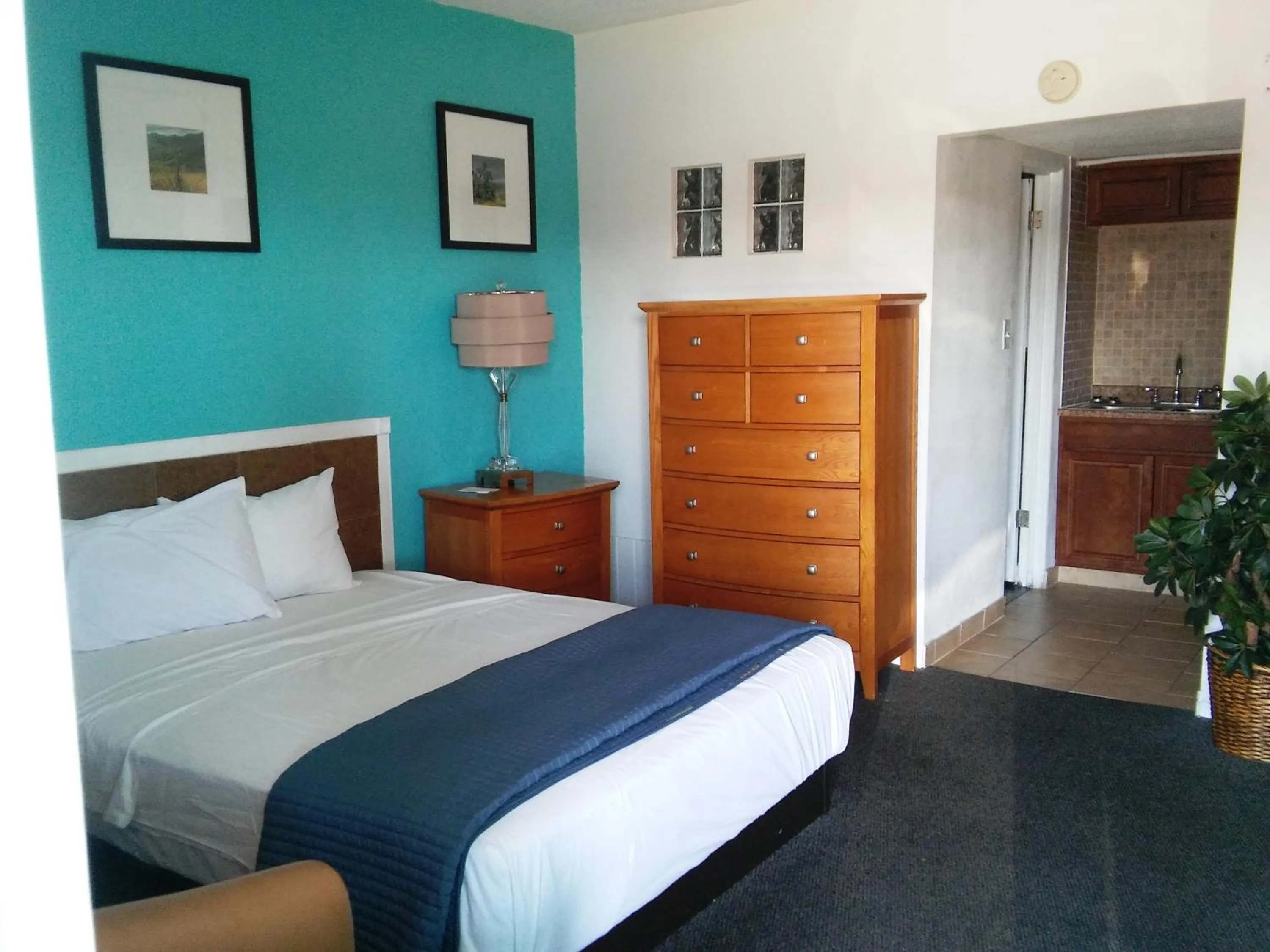 Restaurant/places to eat, Bed in Desert Hills Motel