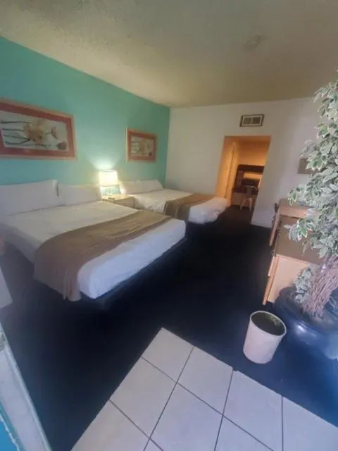 Bed in Desert Hills Motel