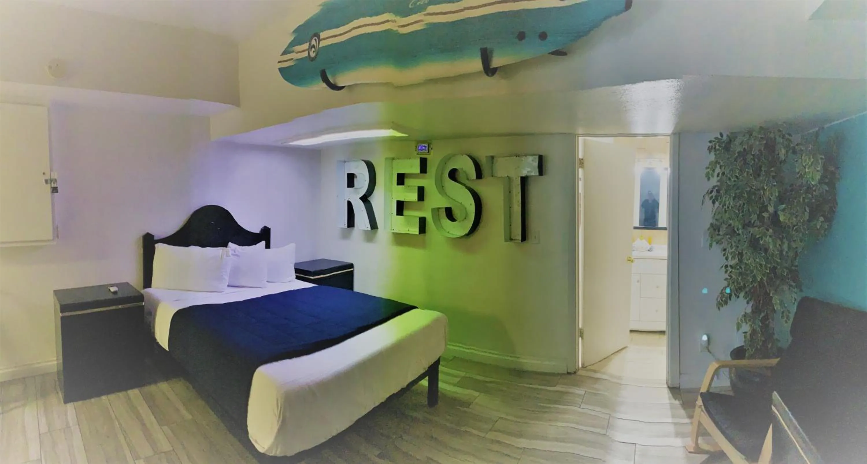 Bedroom, Bed in Desert Hills Motel