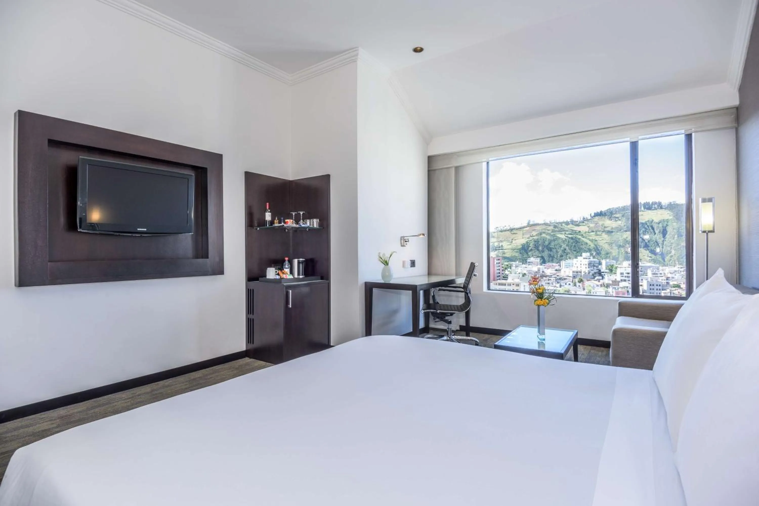Photo of the whole room, Bed in NH Collection Quito Royal