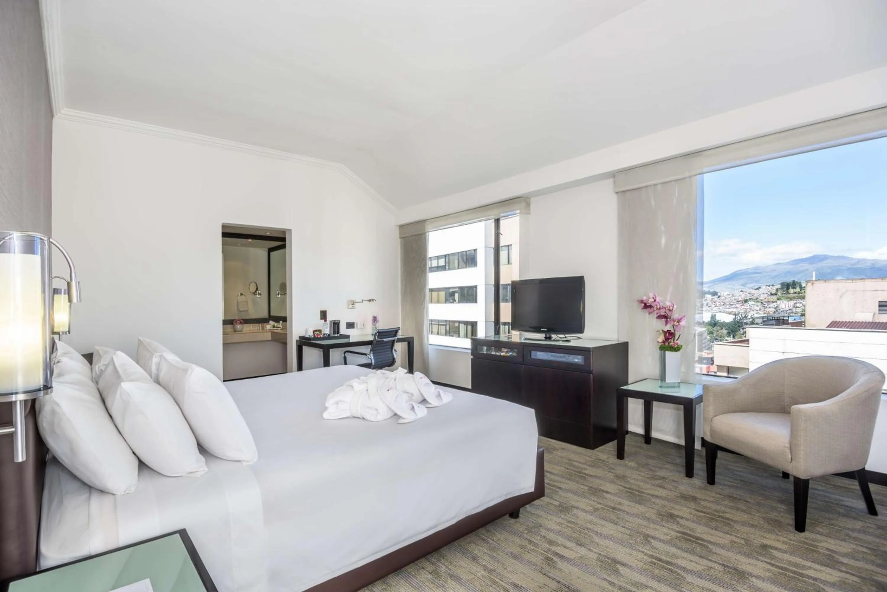 Photo of the whole room, Bed in NH Collection Quito Royal