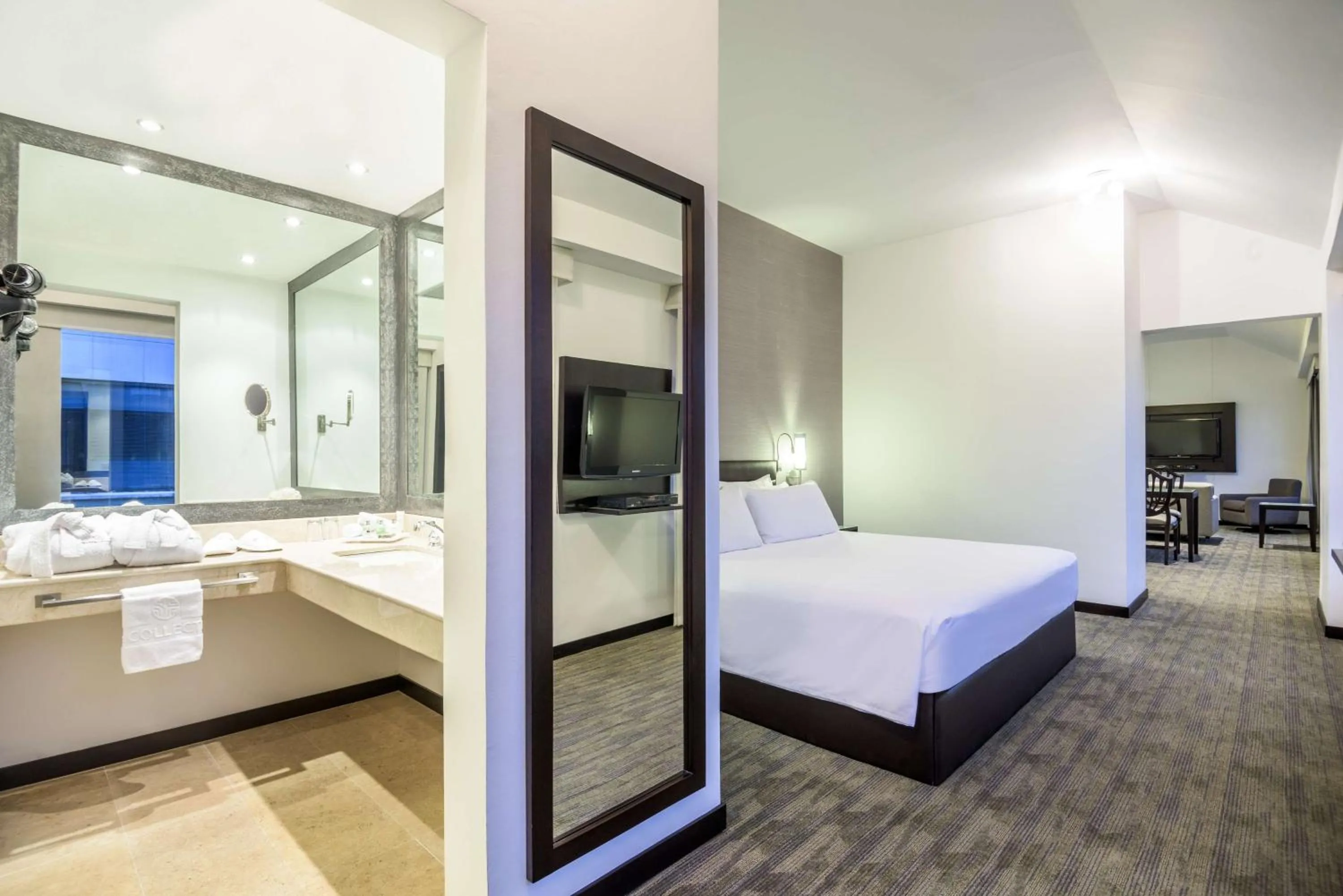 Photo of the whole room, Bed in NH Collection Quito Royal