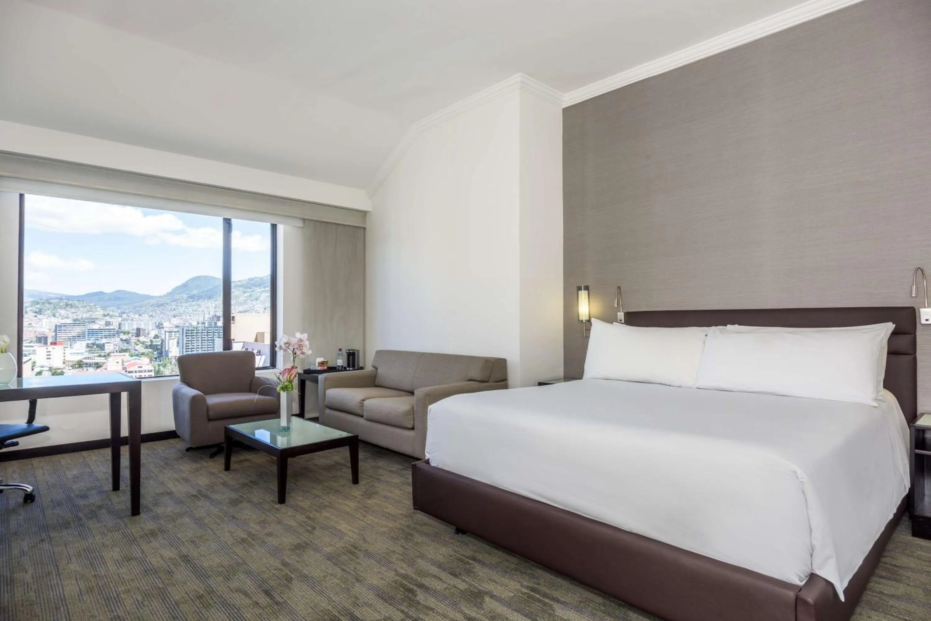 Photo of the whole room, Bed in NH Collection Quito Royal