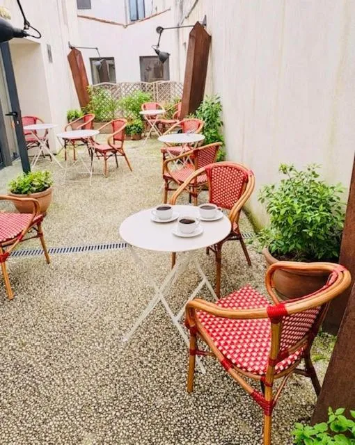 Patio in Hôtel La Fabrique