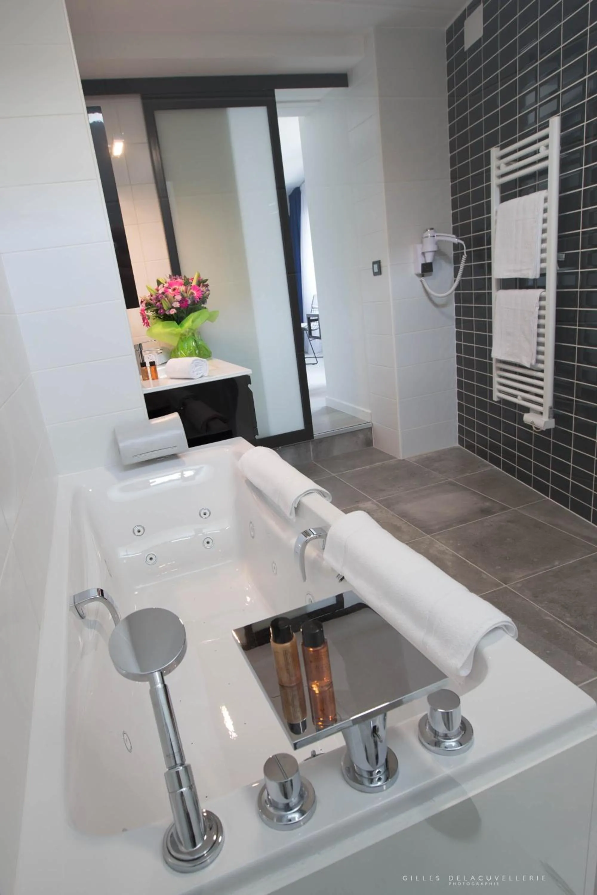 Shower in Hôtel La Fabrique