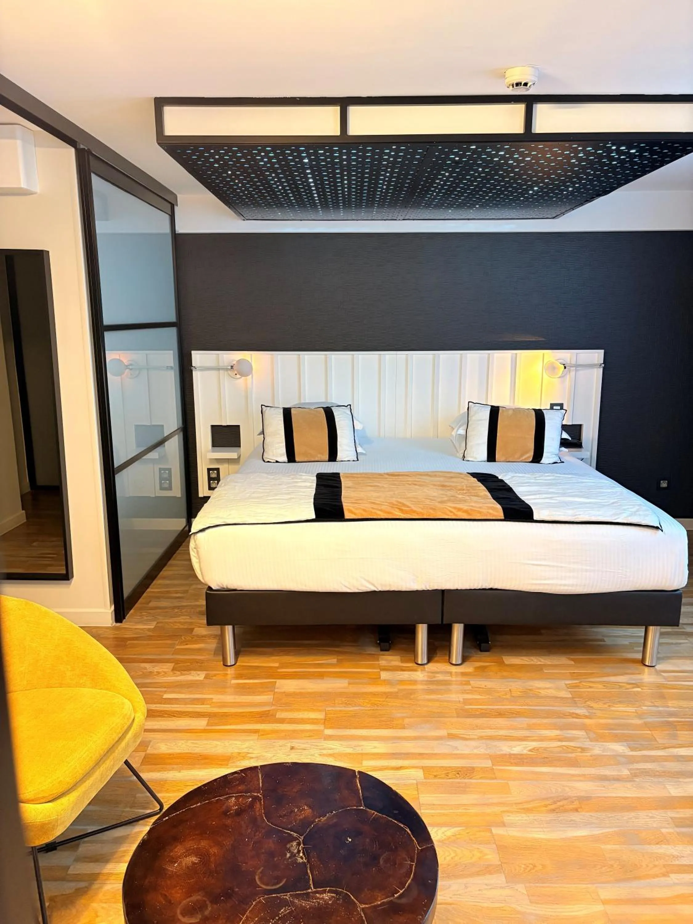 Bedroom, Bed in Hôtel La Fabrique