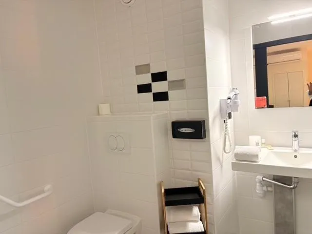Bathroom in Hôtel La Fabrique