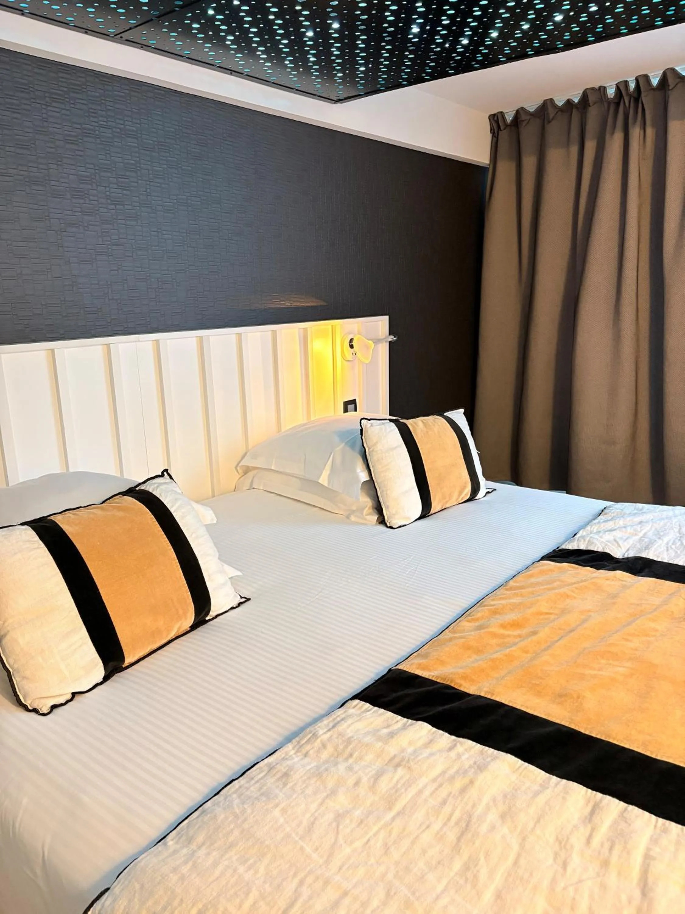 Bedroom, Bed in Hôtel La Fabrique