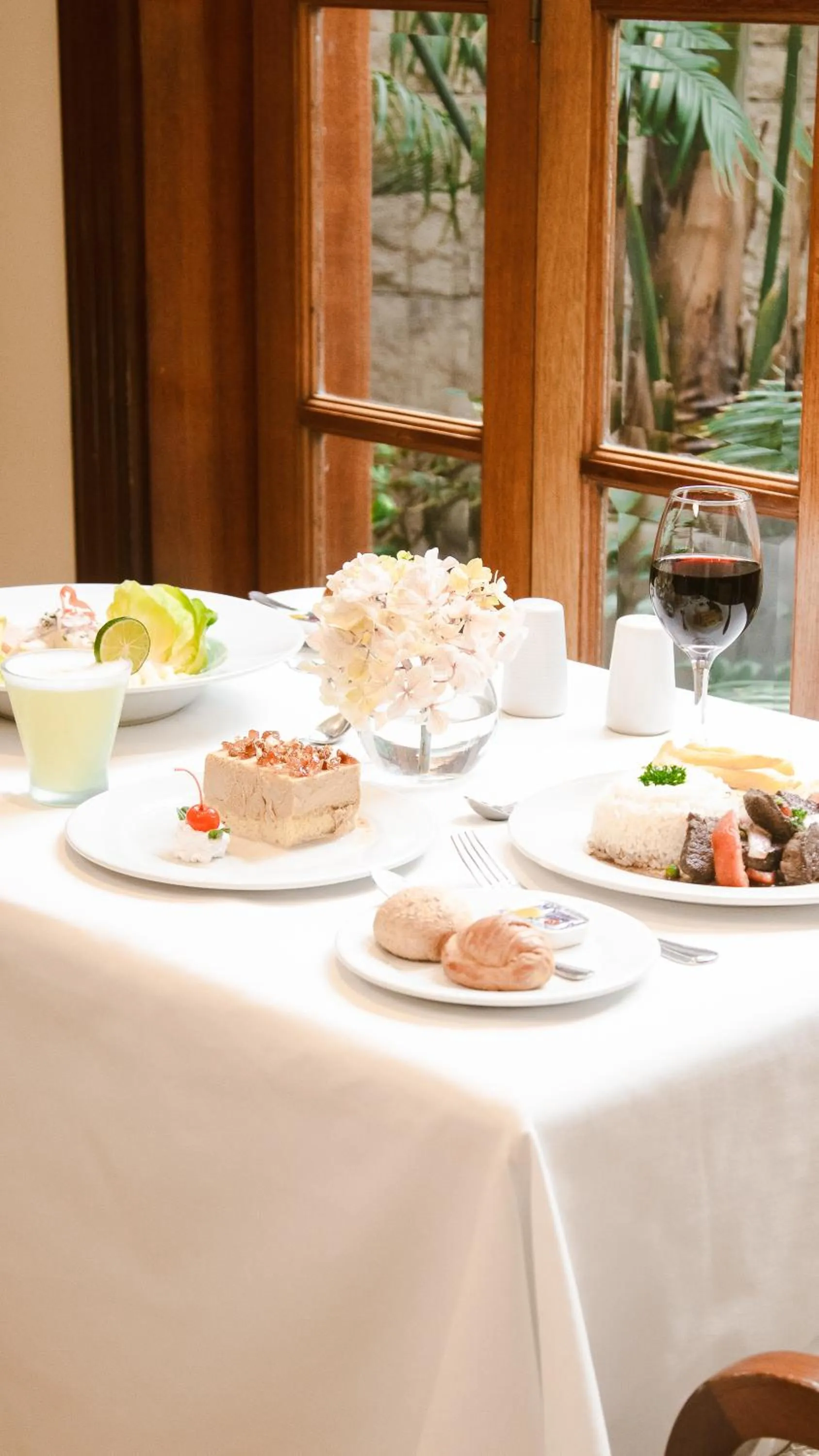 Restaurant/places to eat in Los Tallanes Hotel & Suites