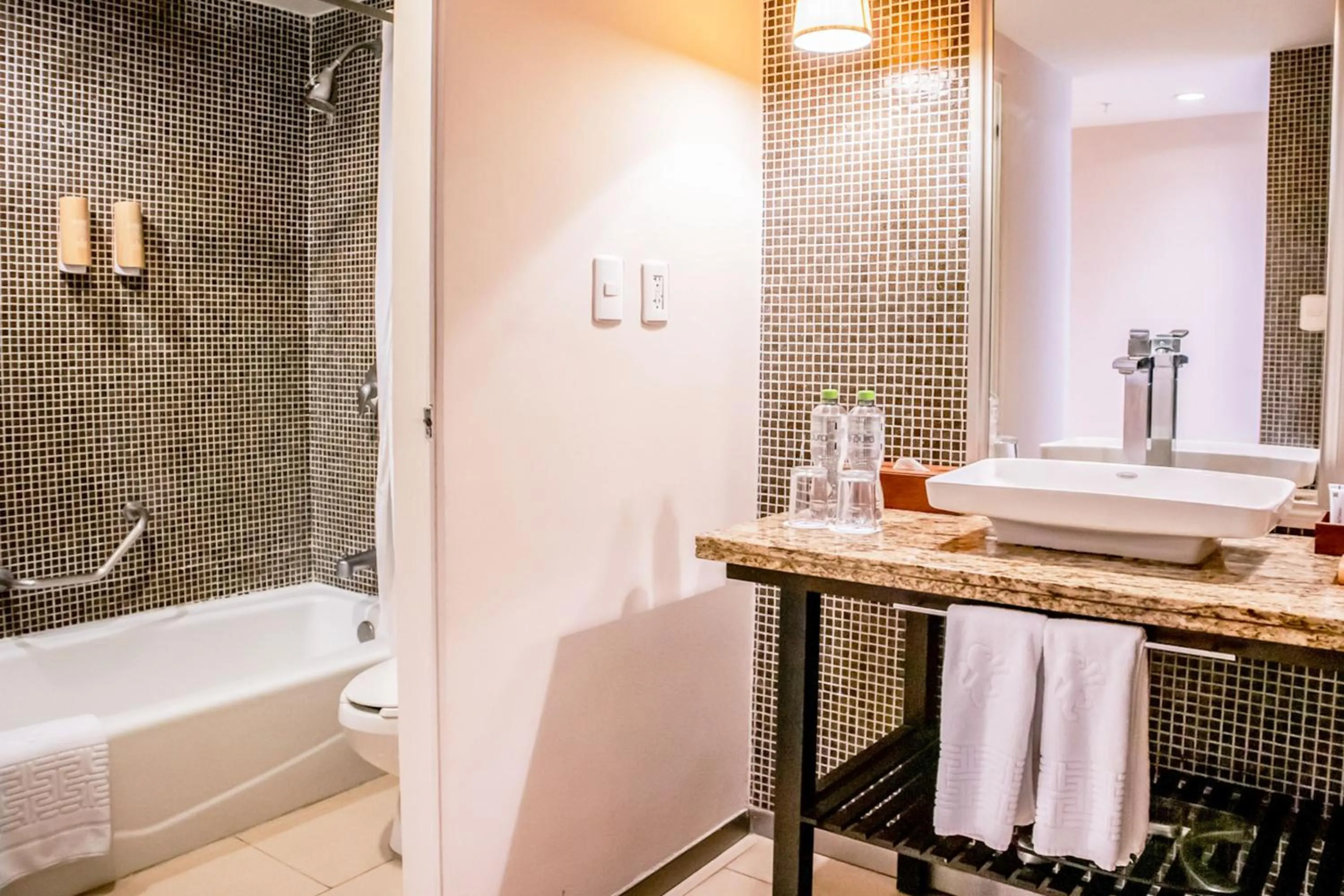 Shower in Emporio Veracruz