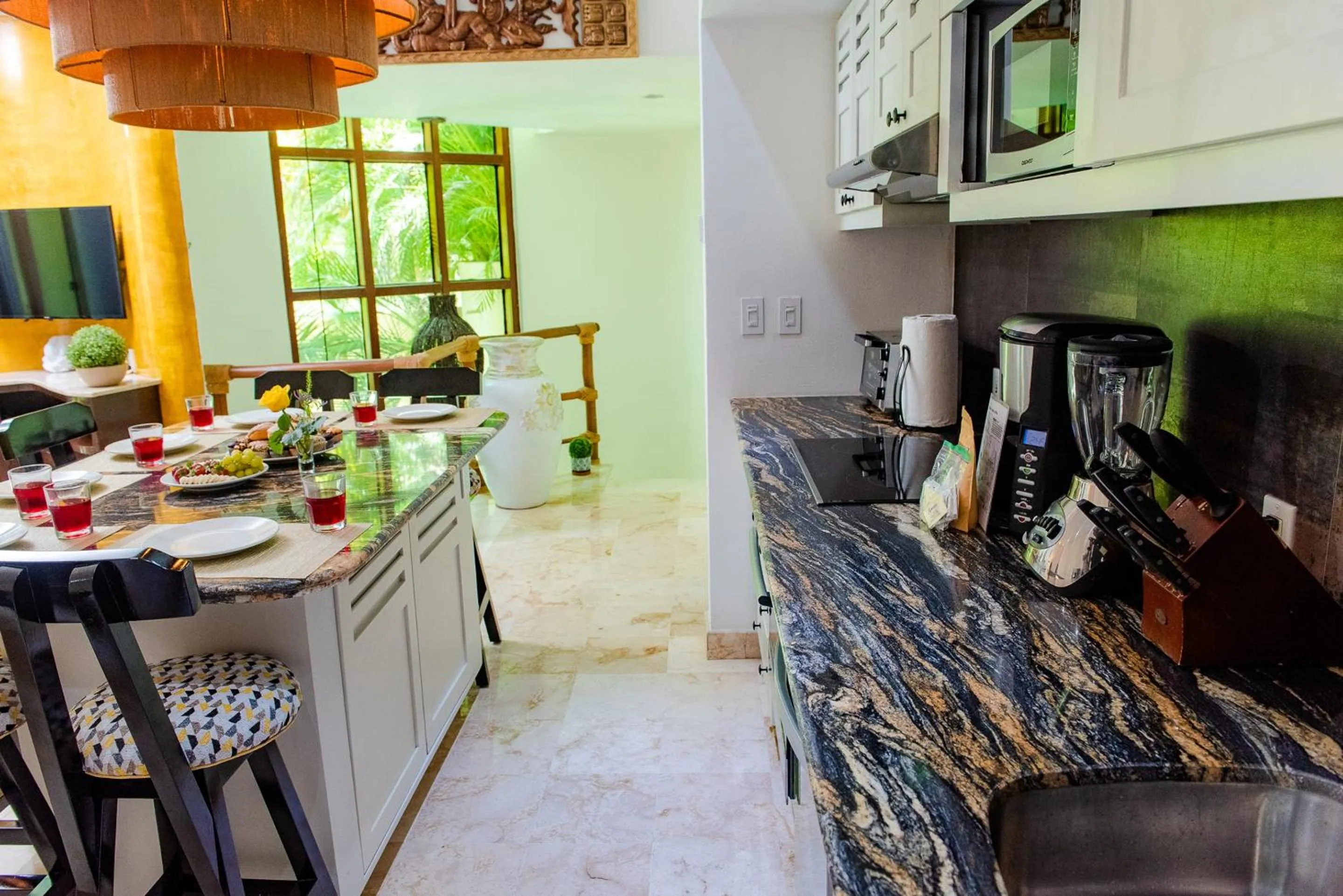 Coffee/tea facilities in Maya Villa Condo Hotel and Beachclub