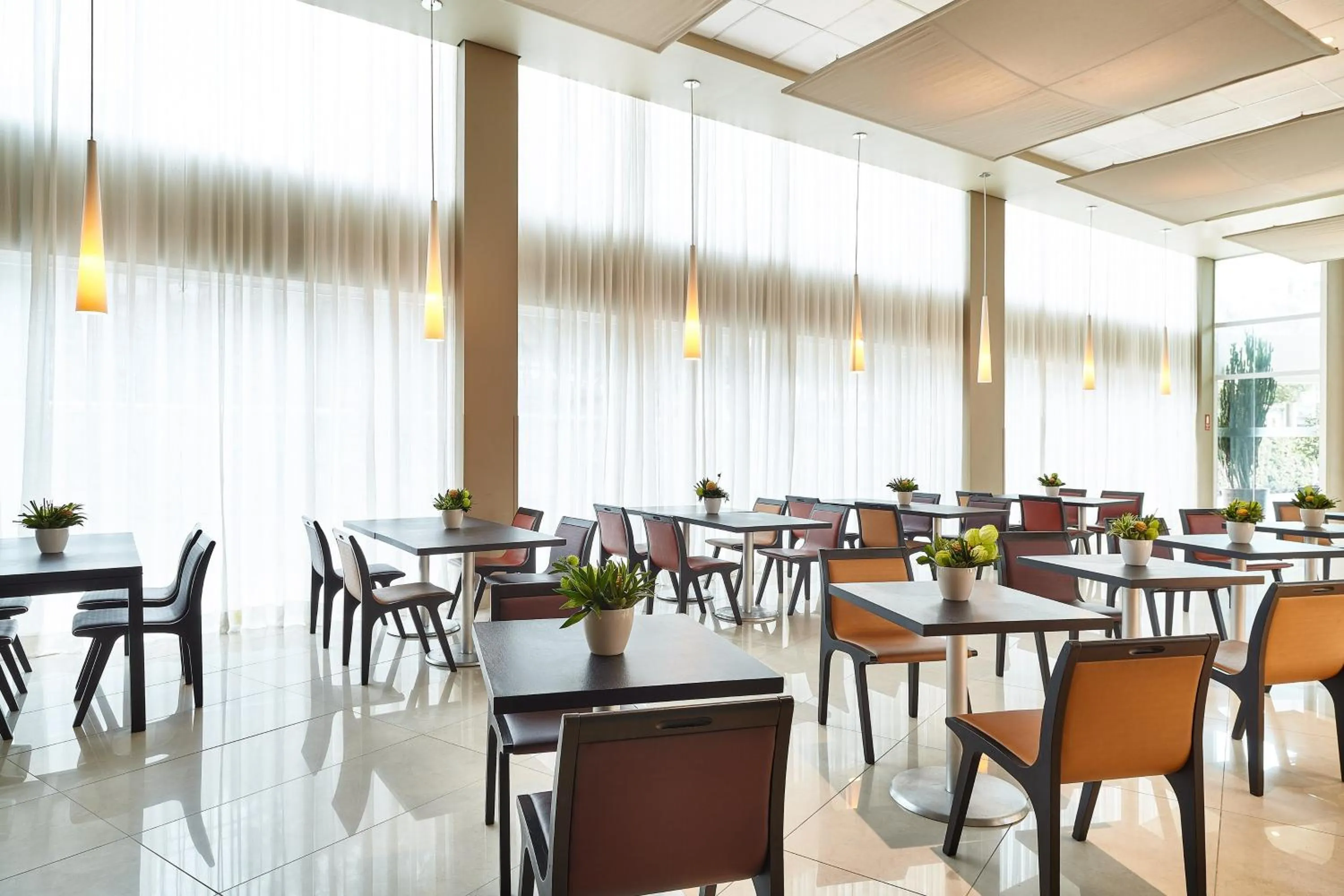 Restaurant/places to eat in Sheraton Vitoria