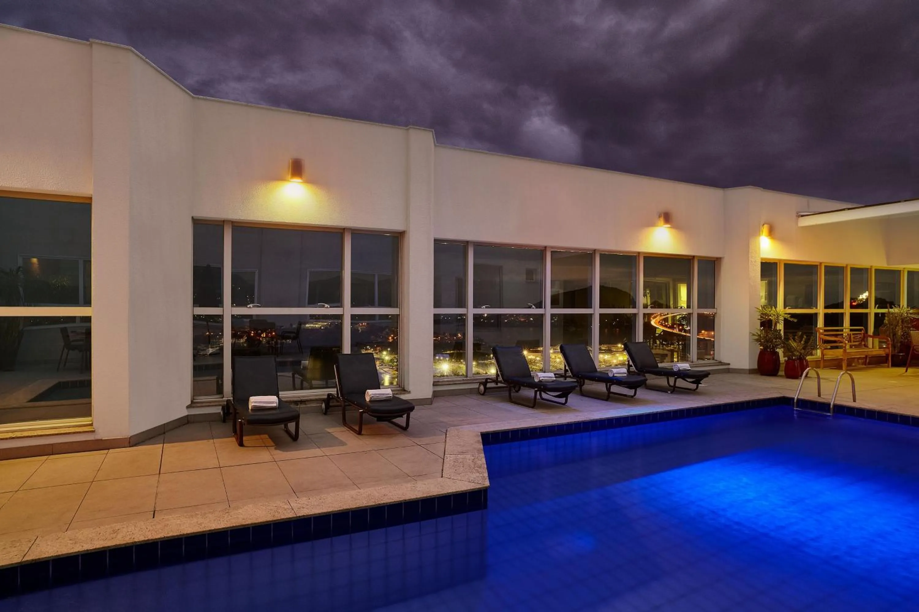 Swimming pool in Sheraton Vitoria