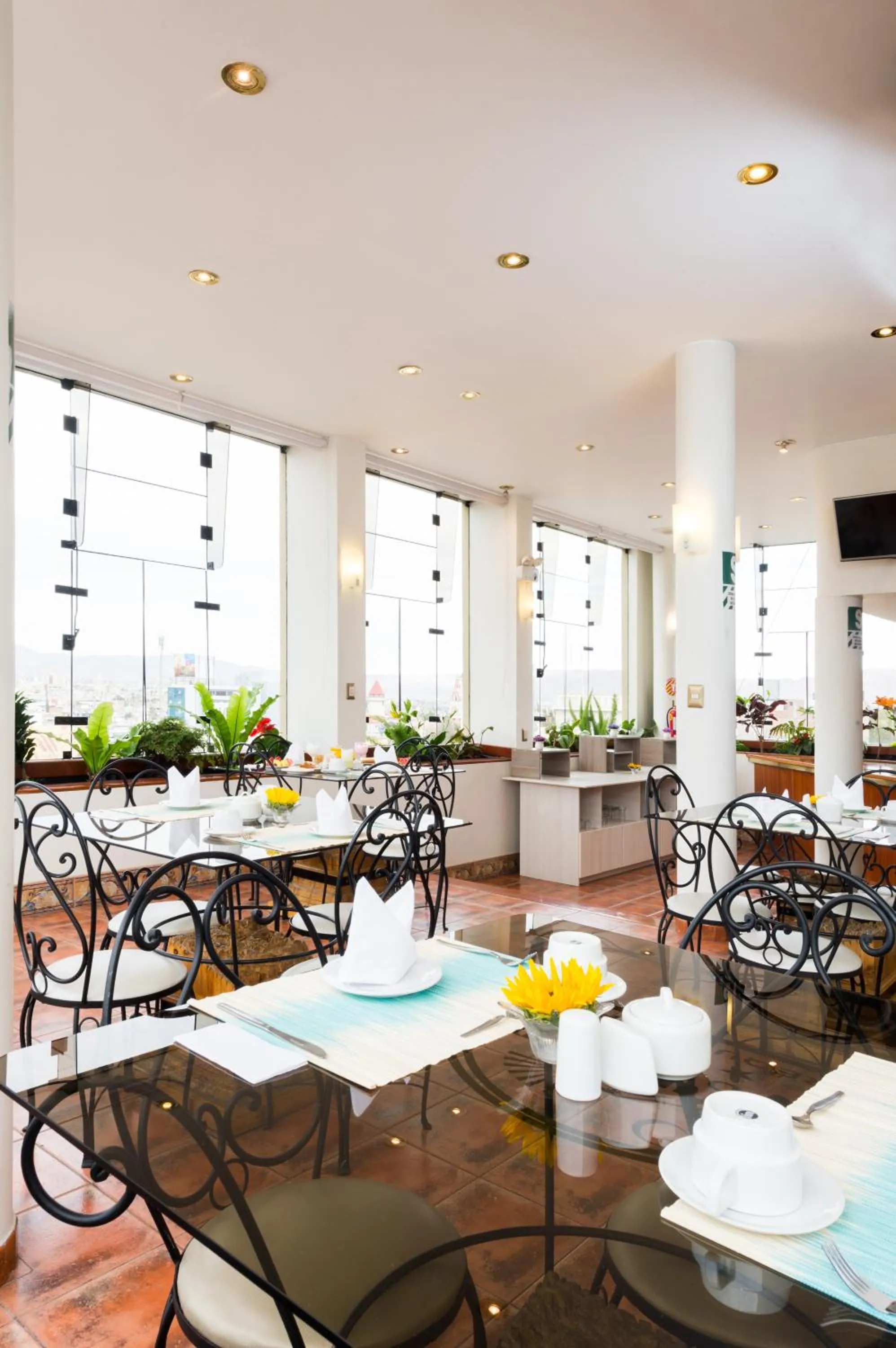 Restaurant/places to eat in Natura Inn Hotel