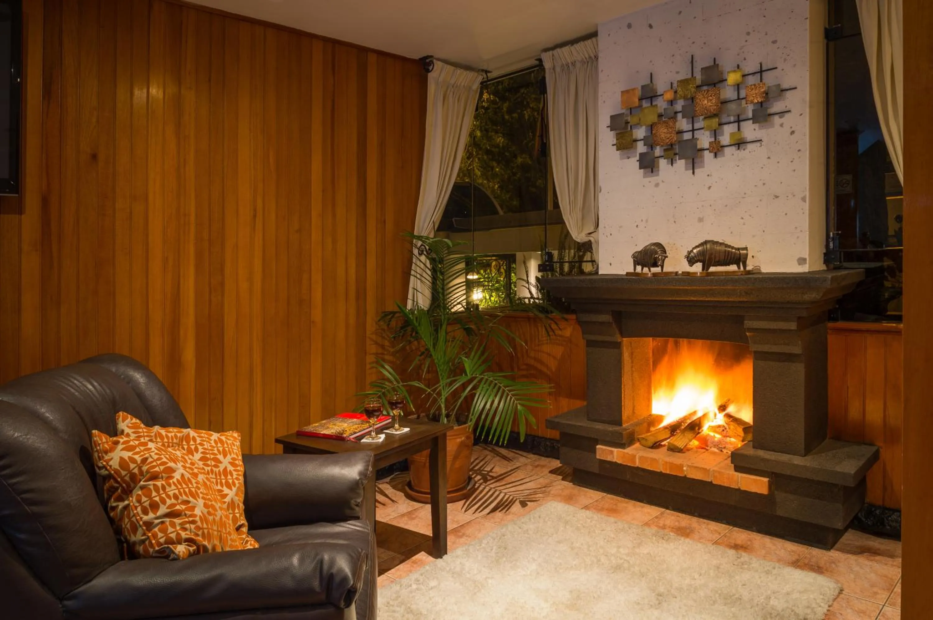 Communal lounge/ TV room in Natura Inn Hotel