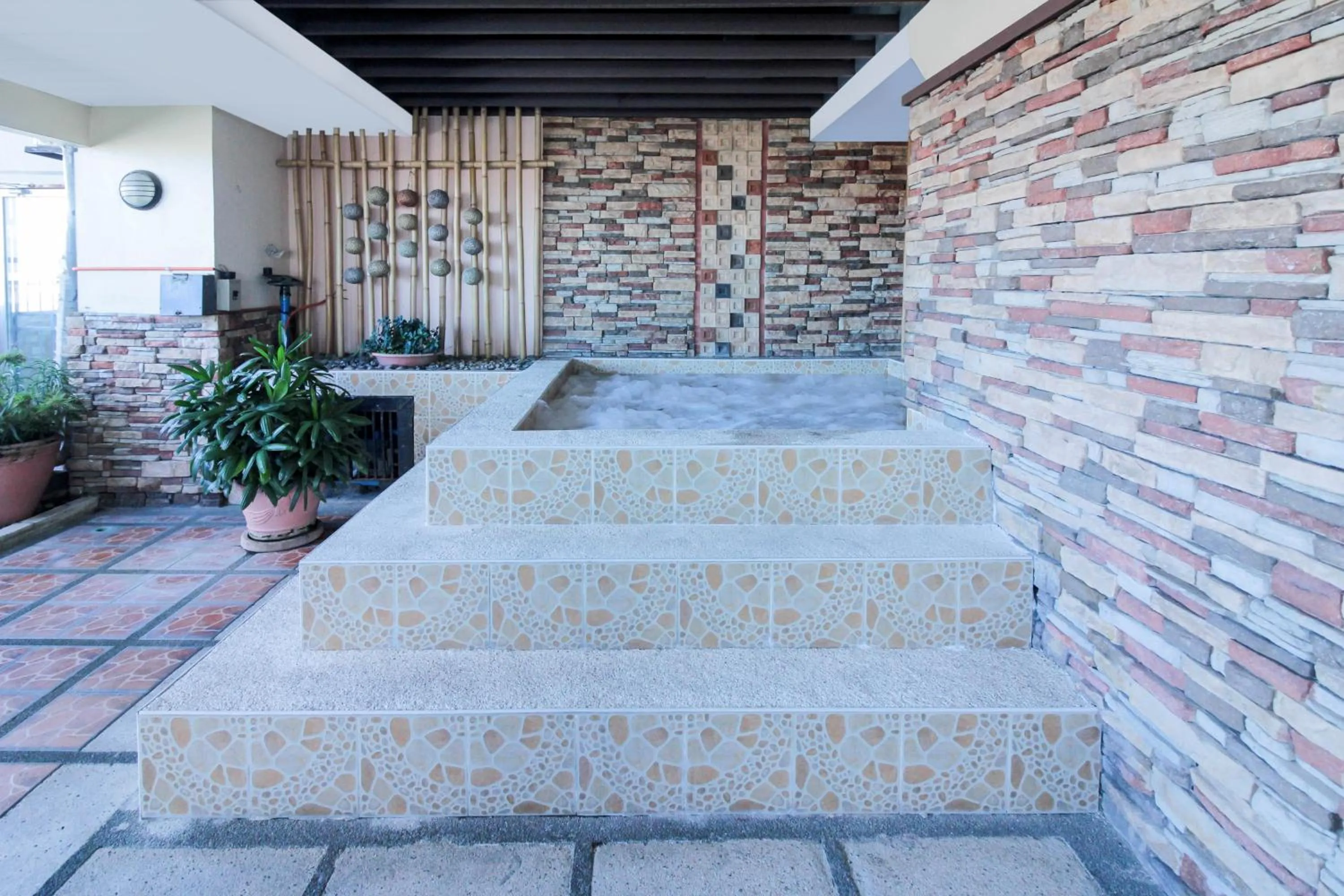 Hot Tub in Greenhills Elan Hotel Modern - Newly Renovated