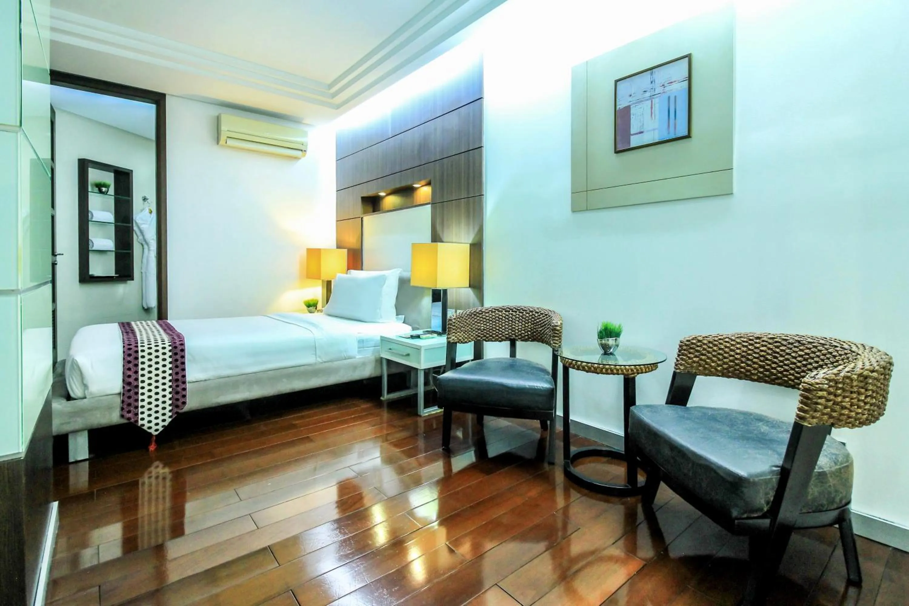Bed in Greenhills Elan Hotel Modern - Newly Renovated