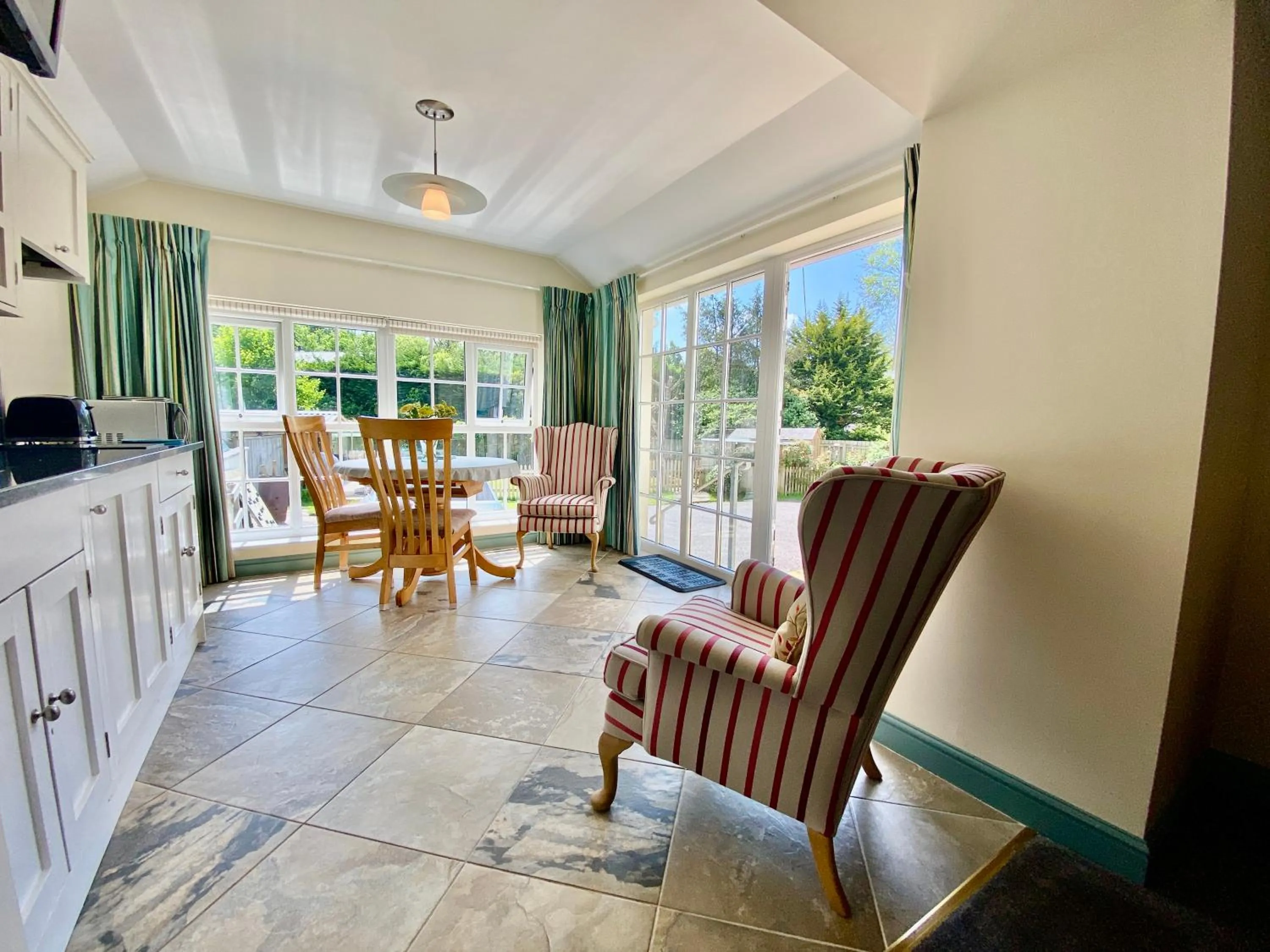 Kitchen or kitchenette in Lynwood House Bed and Breakfast