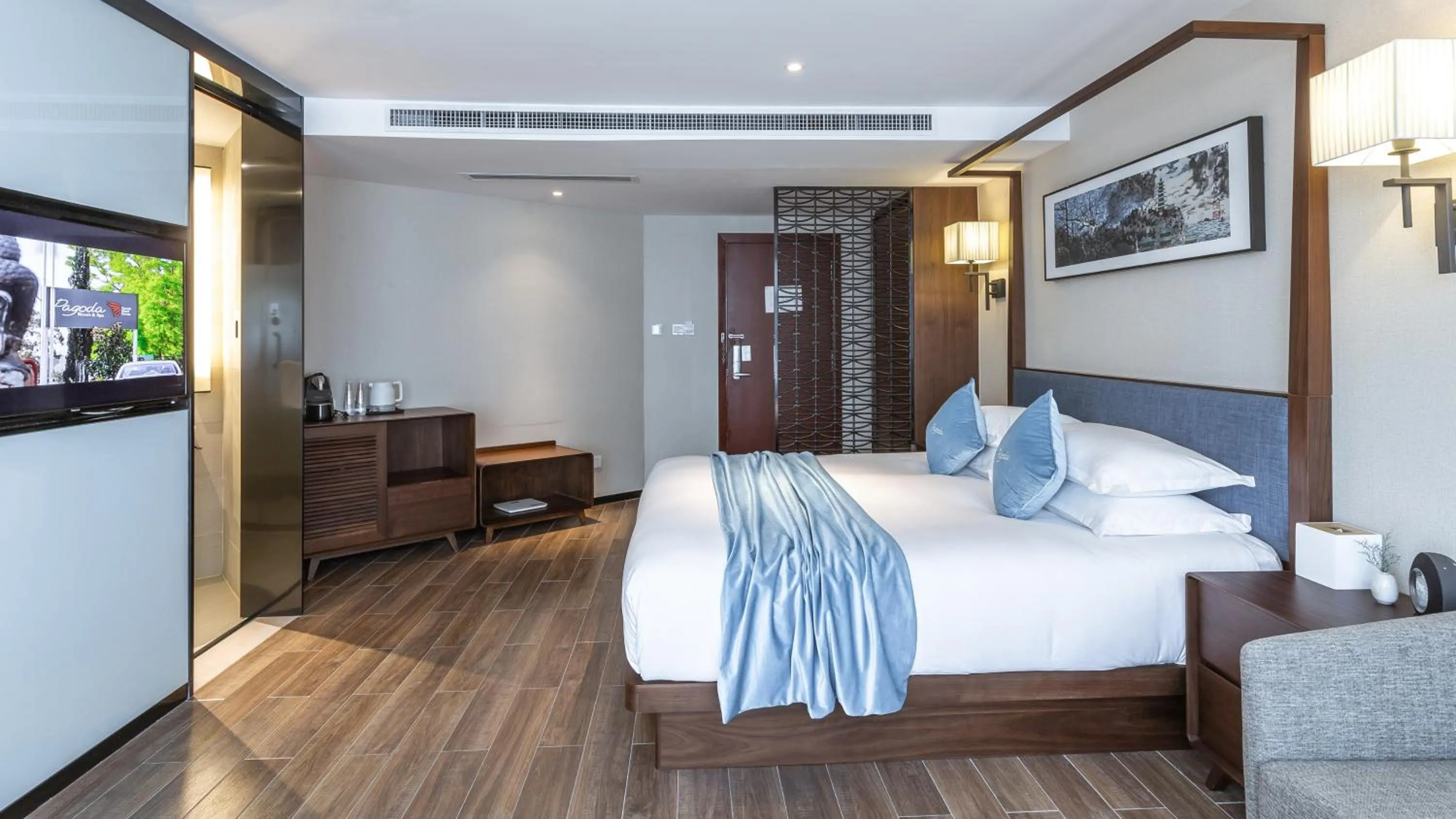 Bedroom, Bed in Pagoda Hotel Hangzhou West Lake Wulin - City Center and Family Friendly