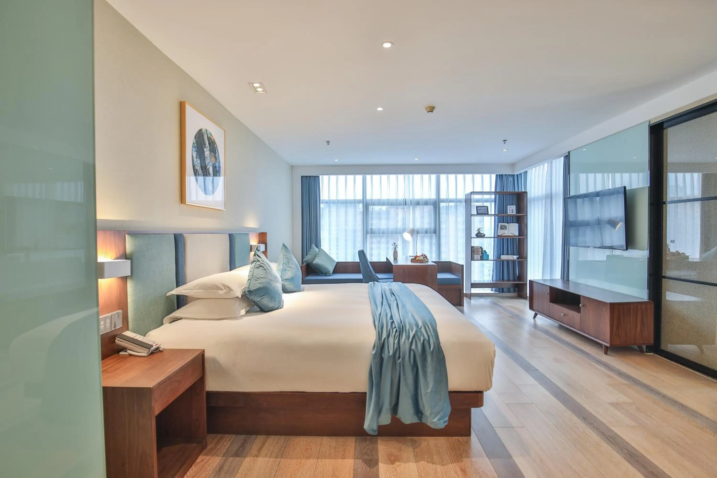 Photo of the whole room, Bed in Pagoda Hotel Hangzhou West Lake Wulin - City Center and Family Friendly