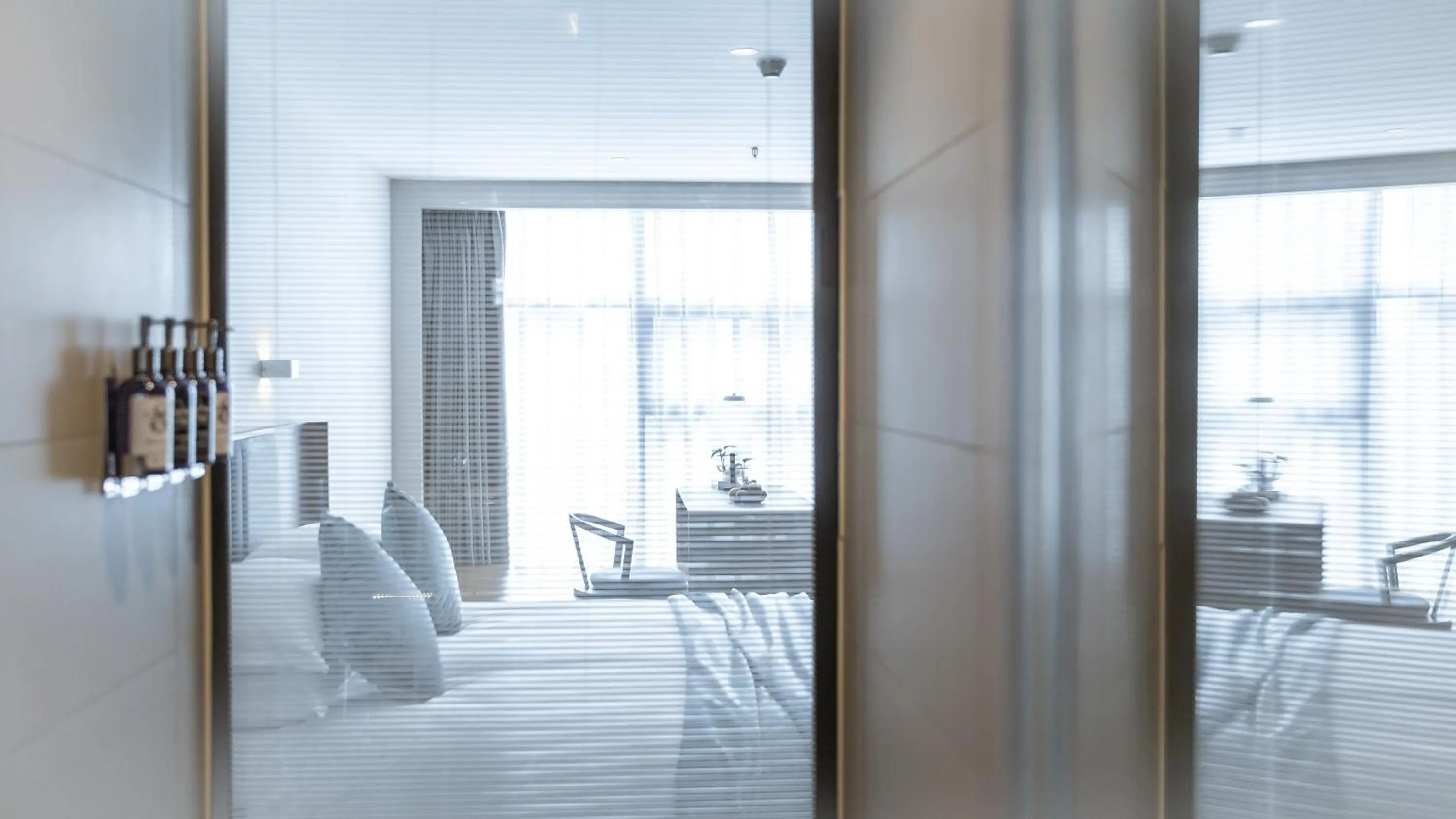 Toilet, Bed in Pagoda Hotel Hangzhou West Lake Wulin - City Center and Family Friendly