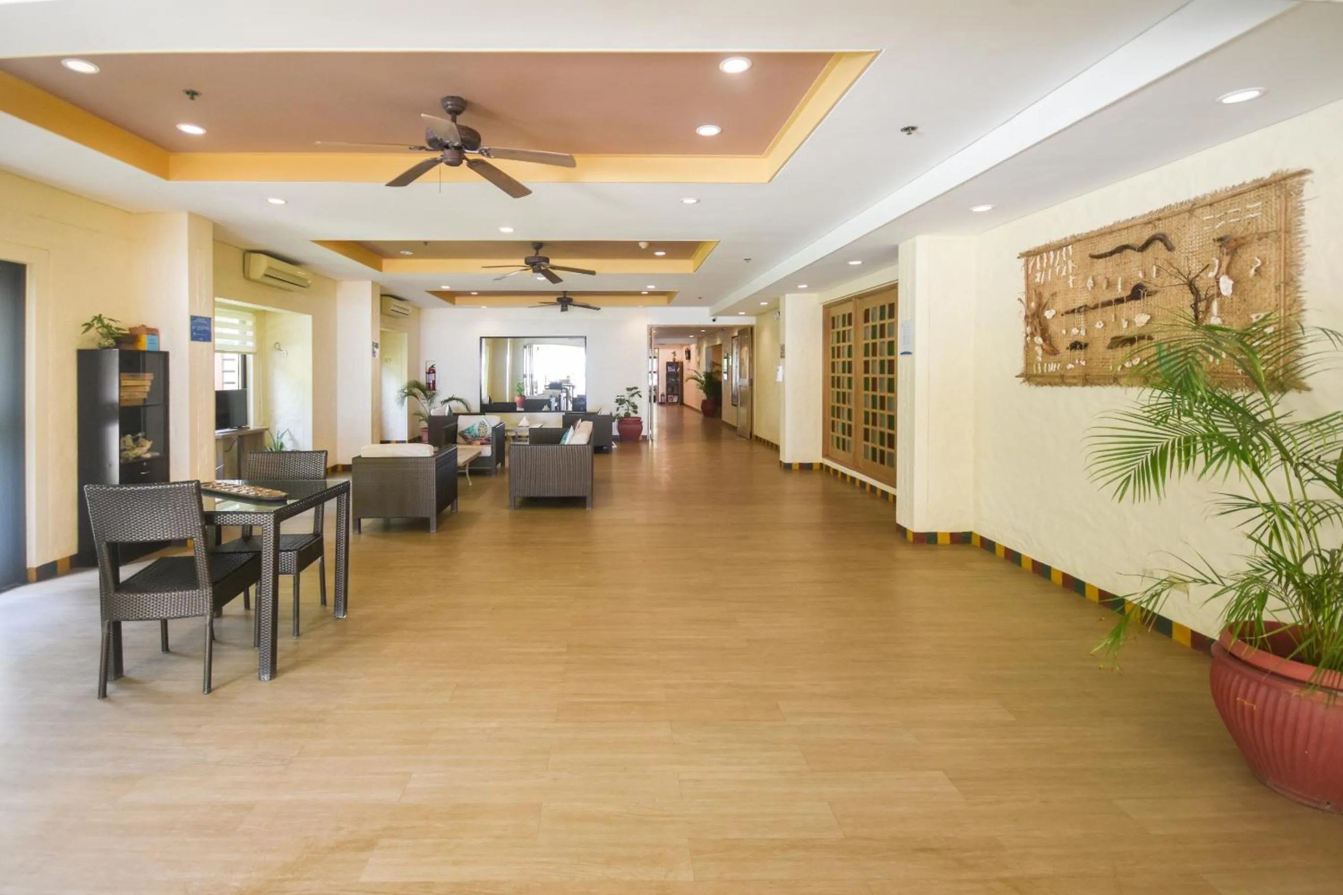 Communal lounge/ TV room in Microtel by Wyndham Boracay