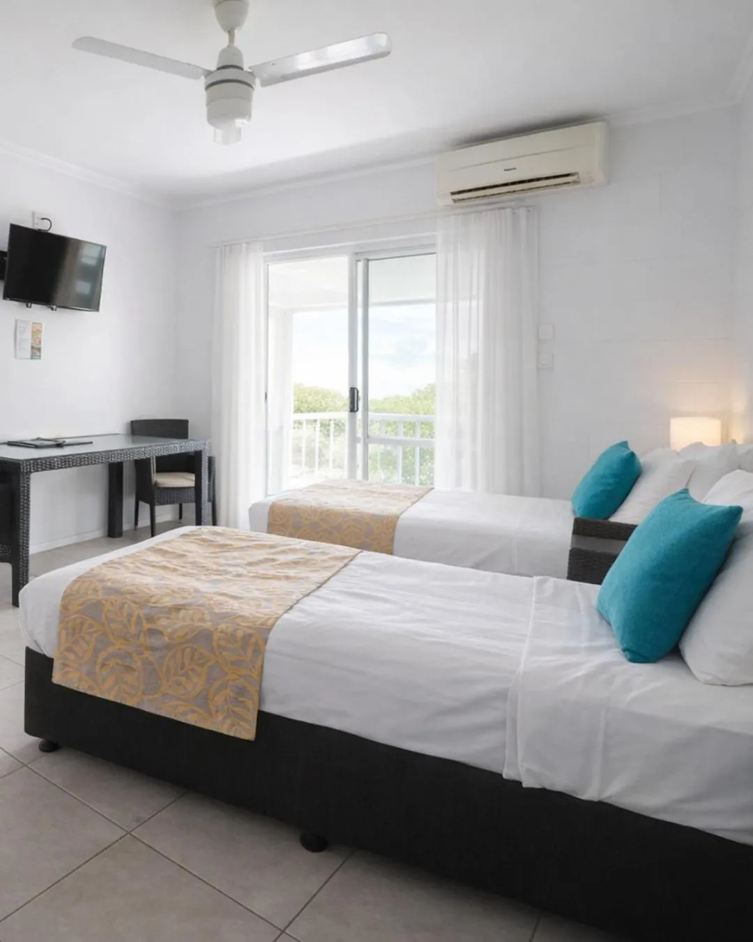 Bed in Colonial Palms Motor Inn