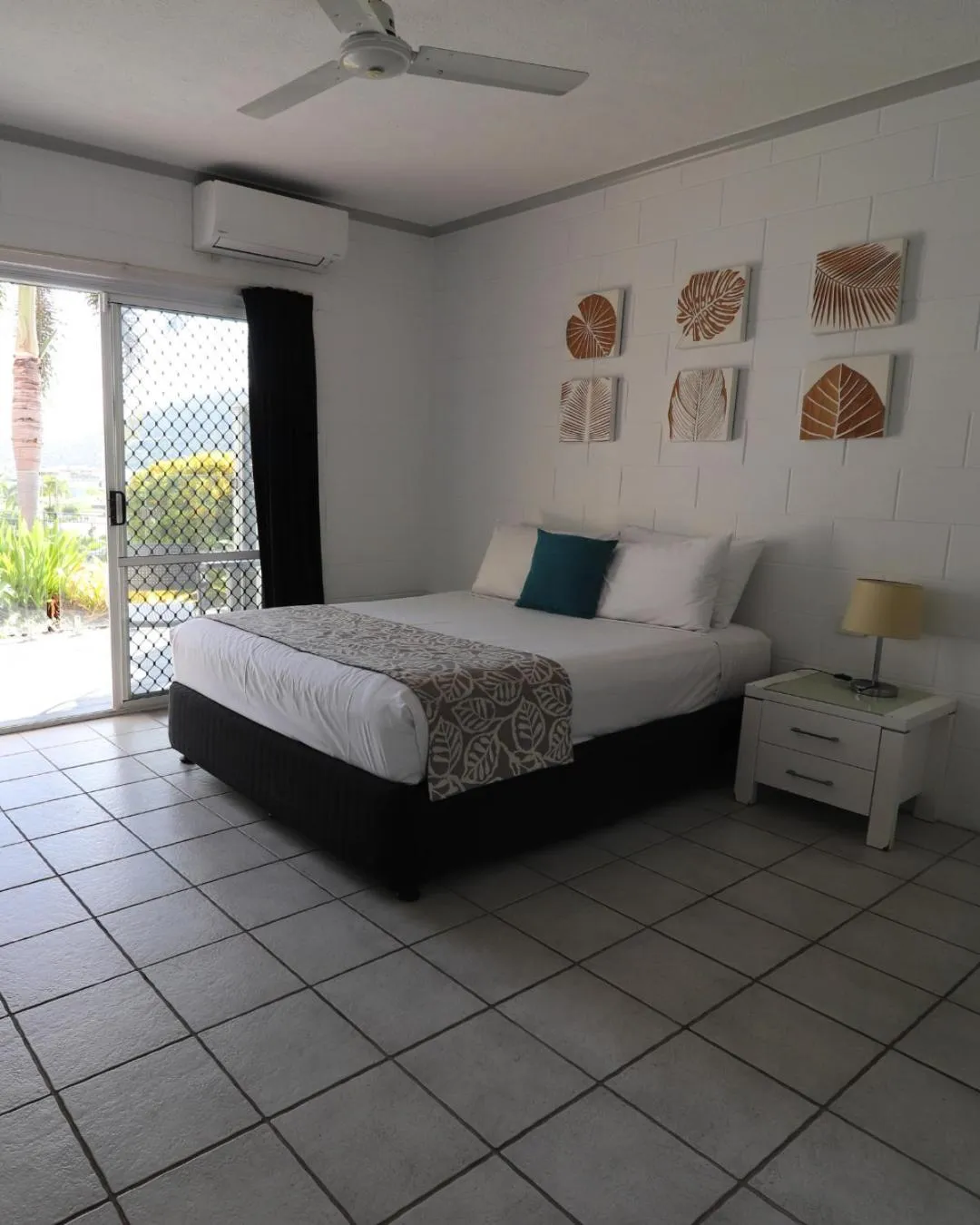 Bed in Colonial Palms Motor Inn