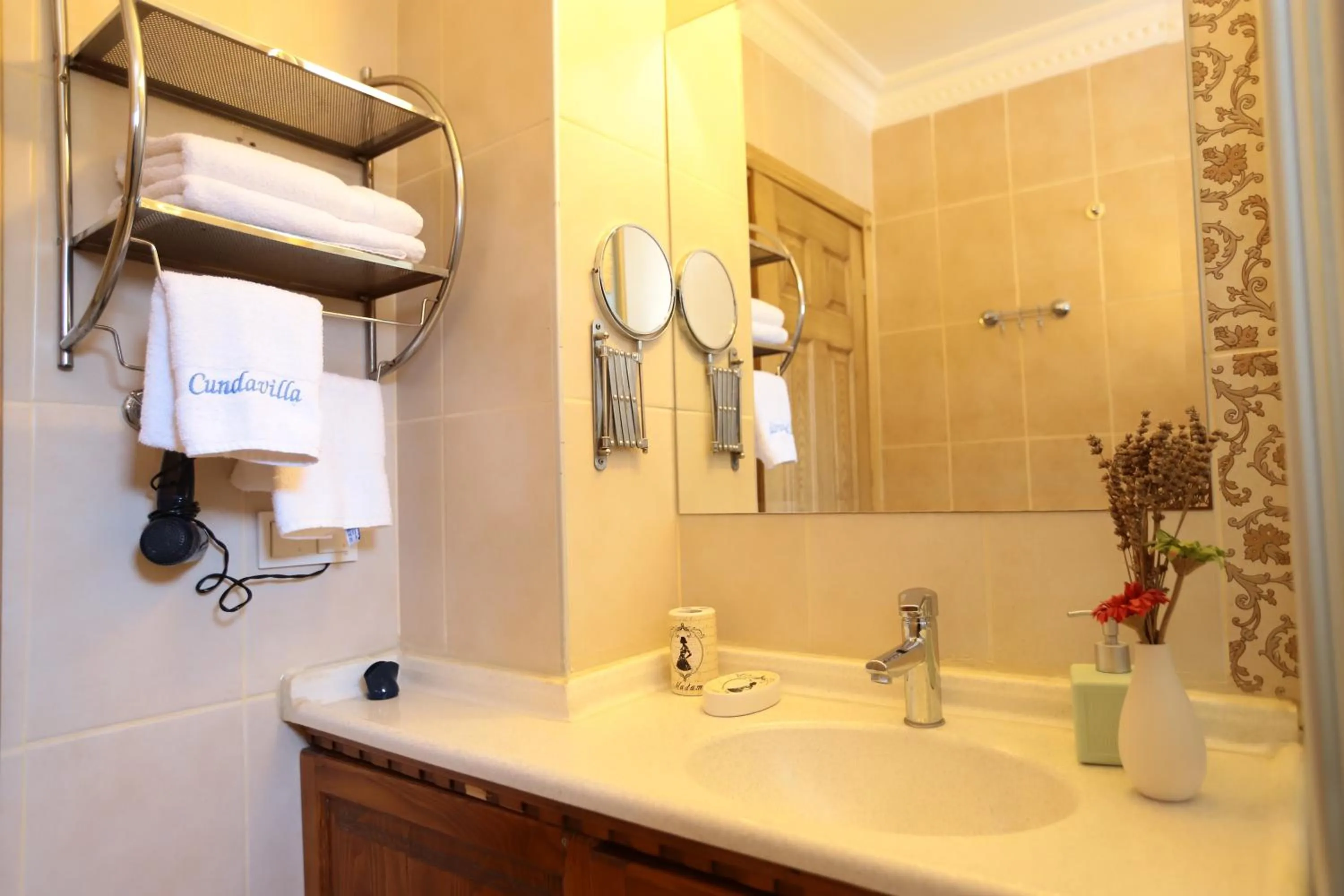 Bathroom in Cundavilla Hotel & Suites